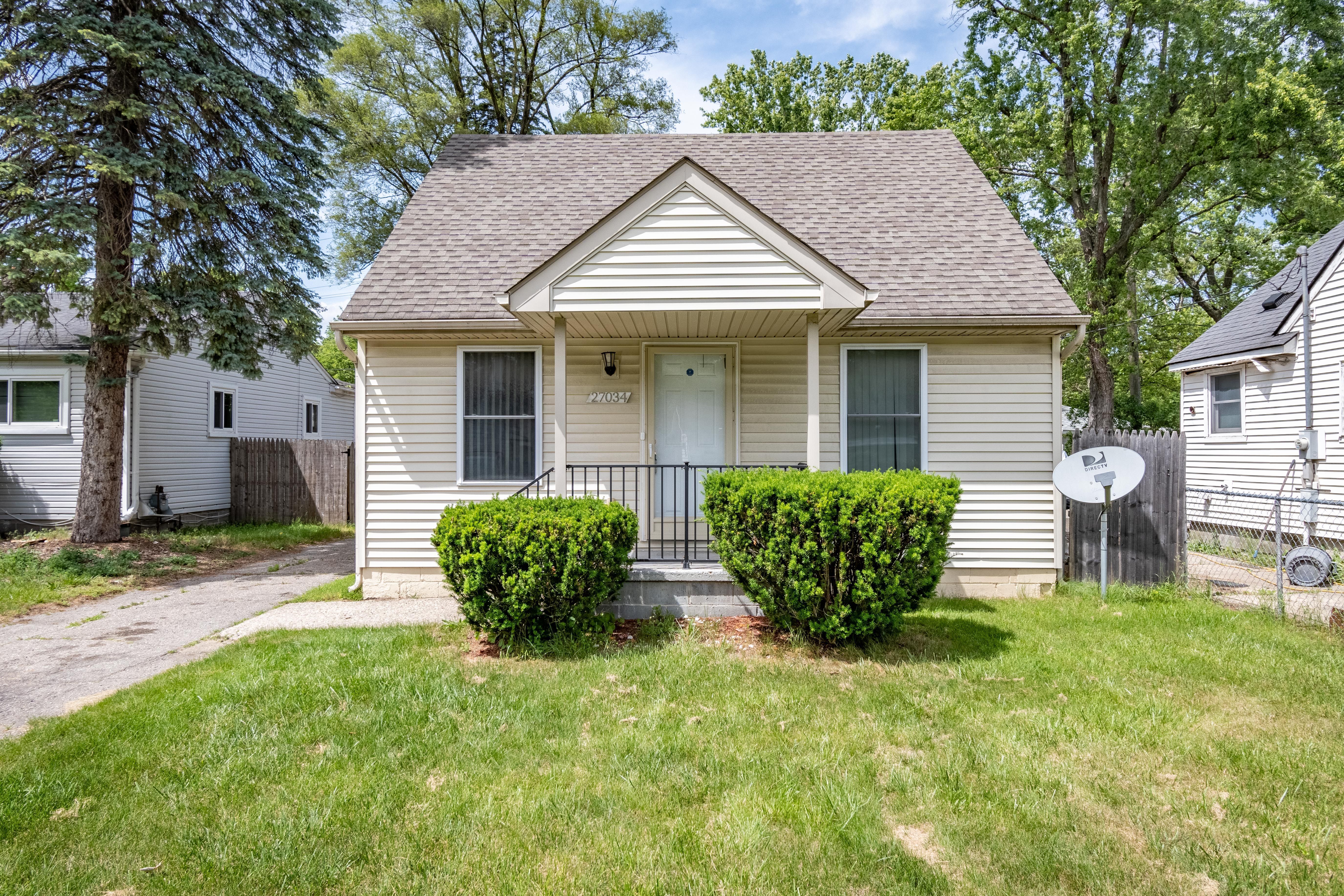 Photo 1 of 28 of 27034 SHIAWASSEE Road house