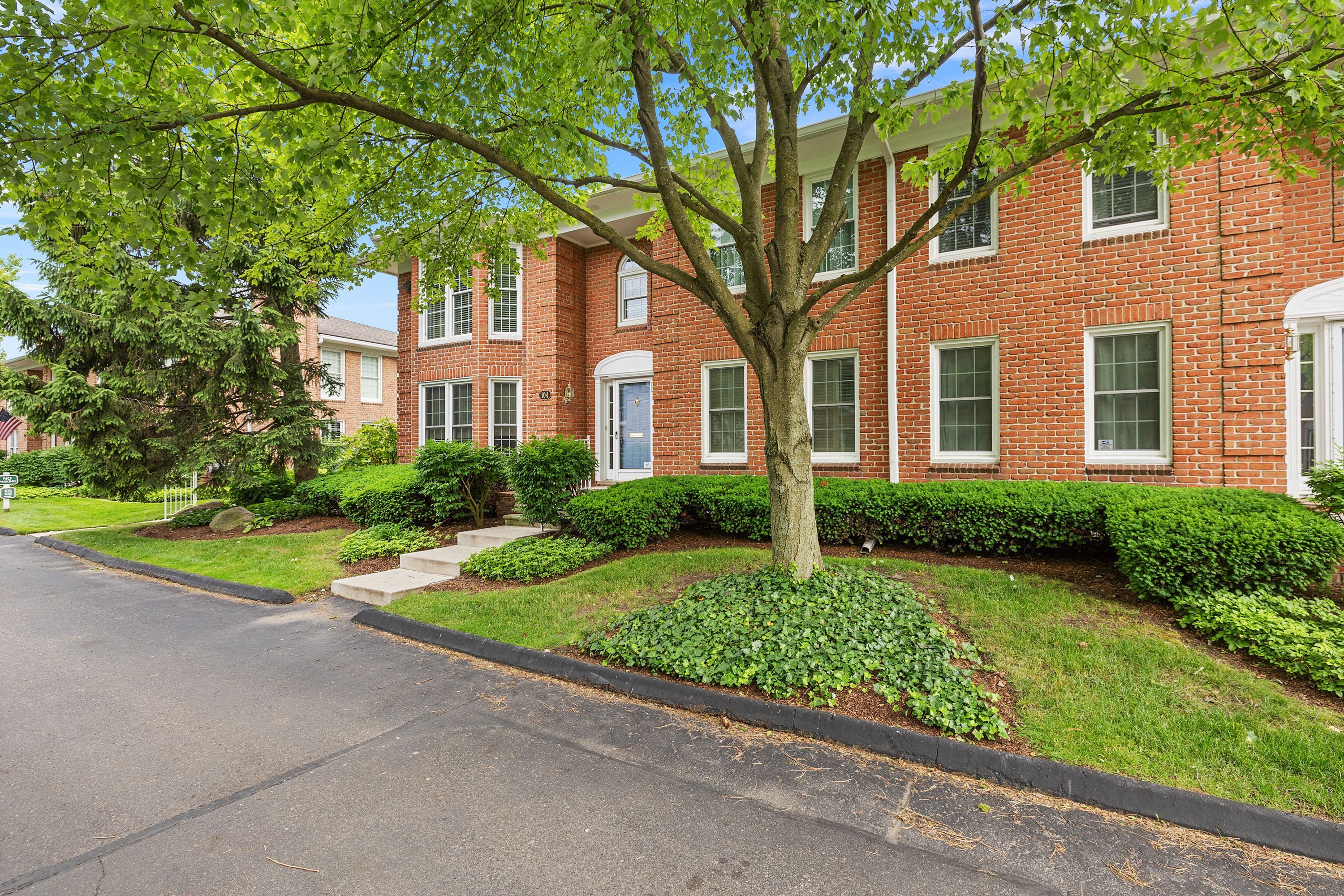 Photo 5 of 42 of 104 WINDWOOD POINTE condo