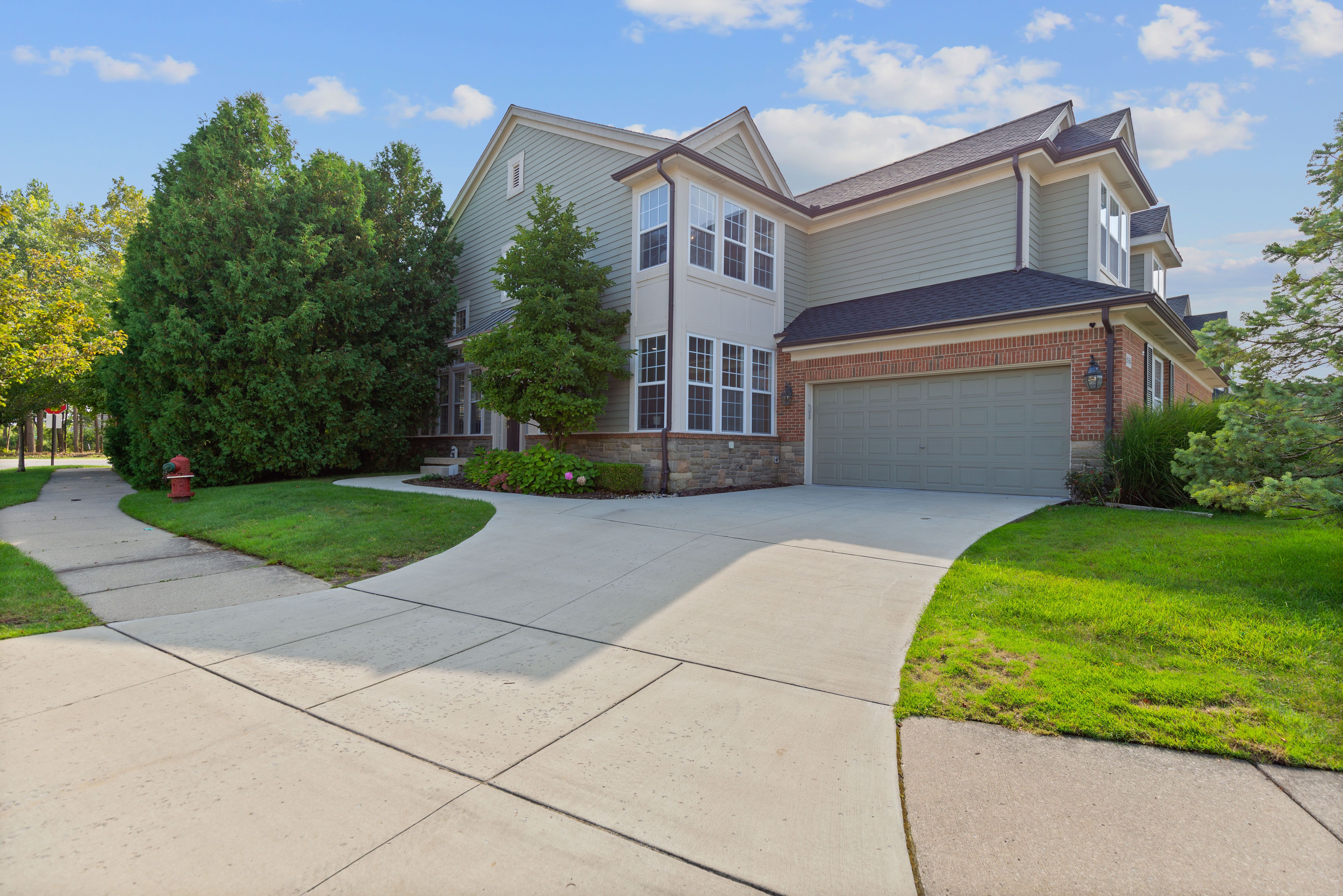 Photo 1 of 36 of 2054 APPLEWOOD Drive condo