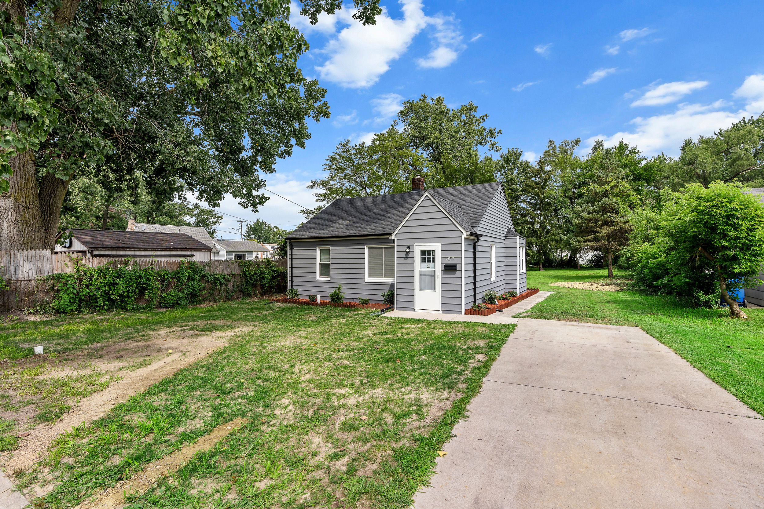 Photo 2 of 19 of 4517 BAYLISS Avenue house