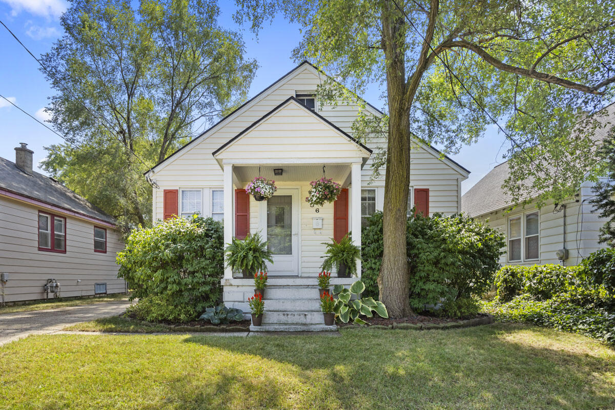 Photo 1 of 18 of 556 Buist St. SW Street SW house