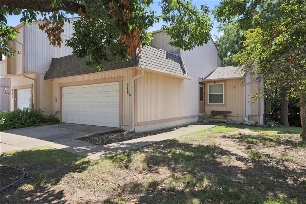 Photo 1 of 20 of 585 NW Valleybrook Road townhome