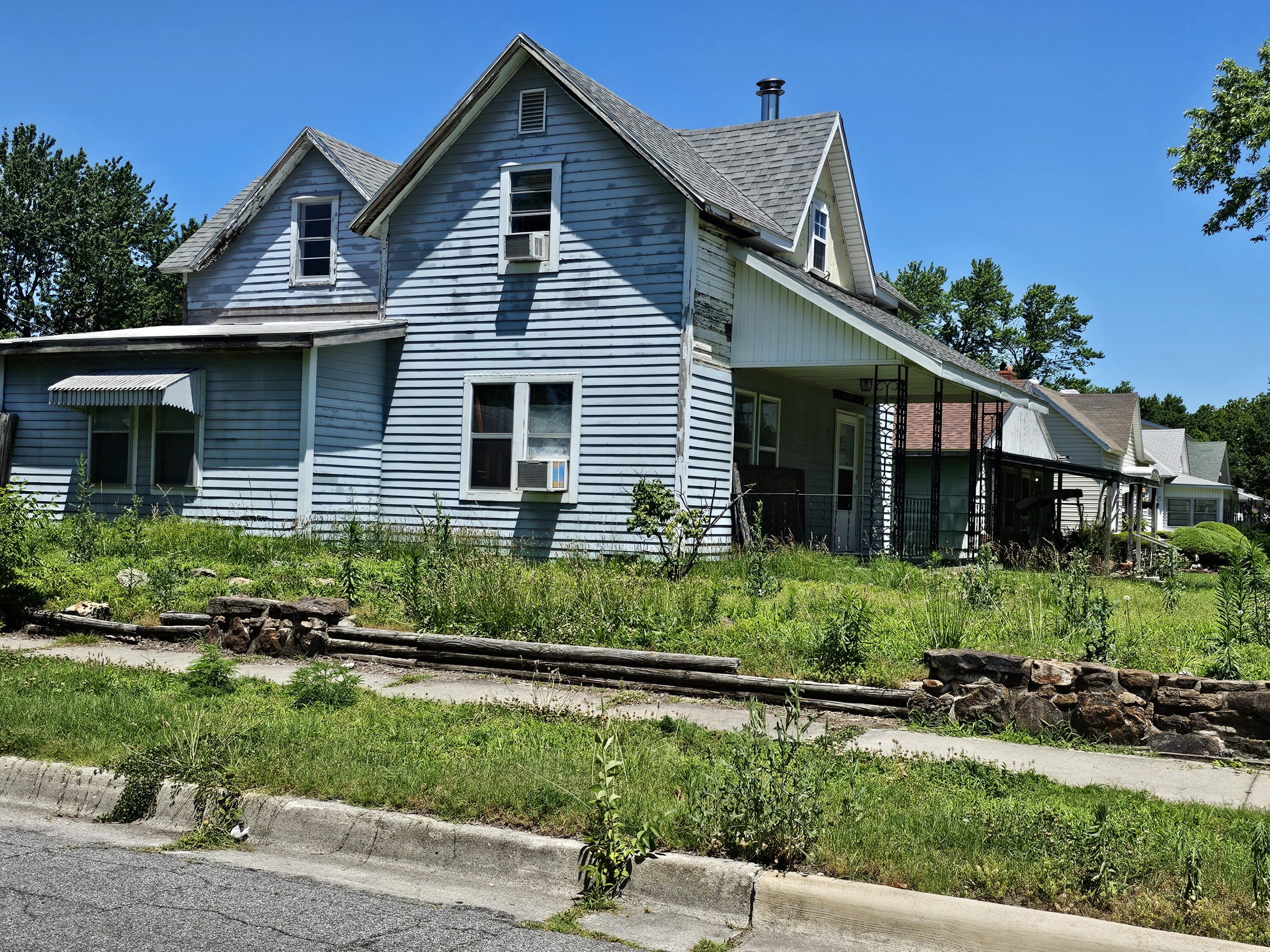 Photo 2 of 13 of 1624 South Jackson Avenue house