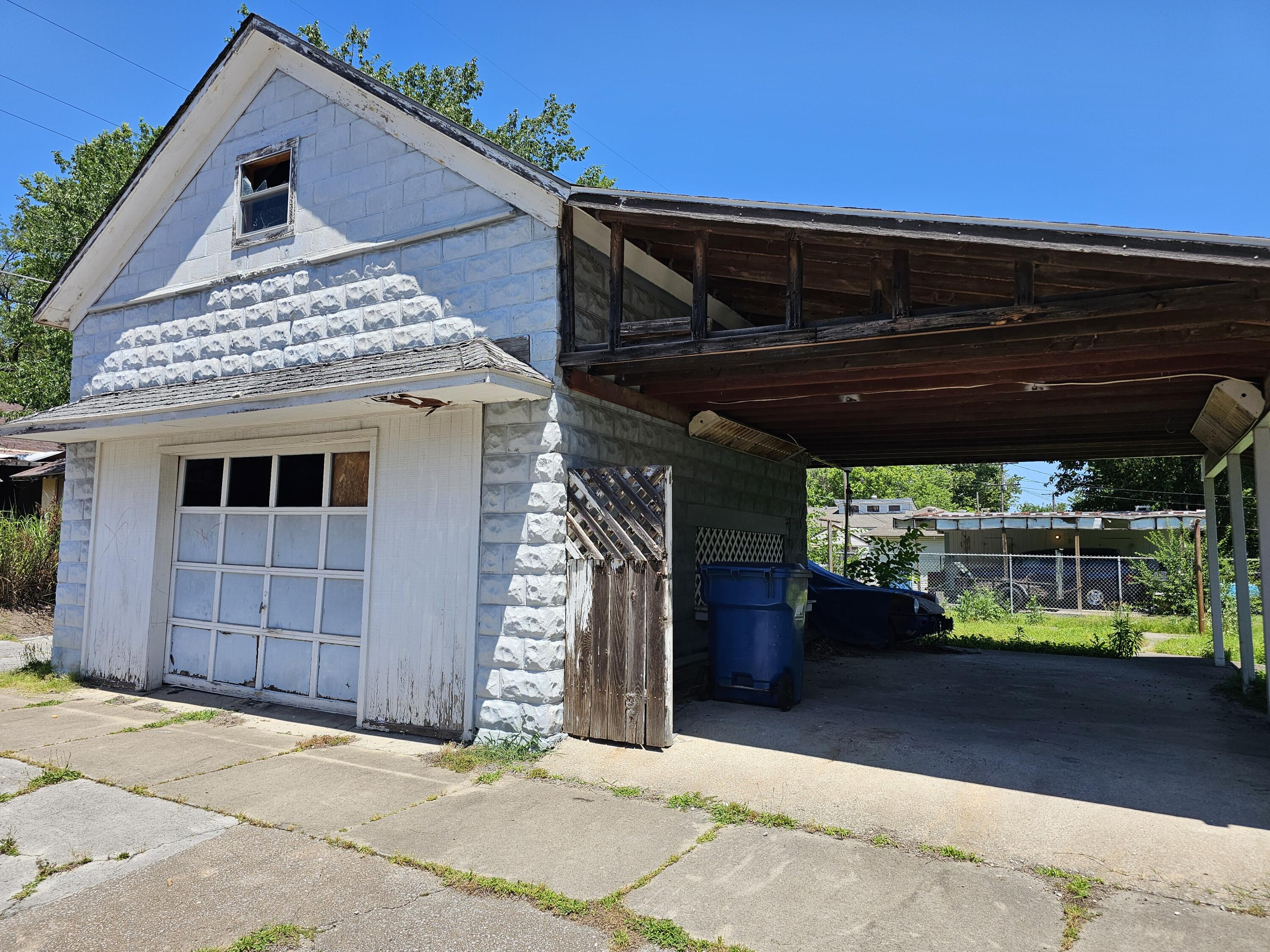 Photo 3 of 13 of 1624 South Jackson Avenue house