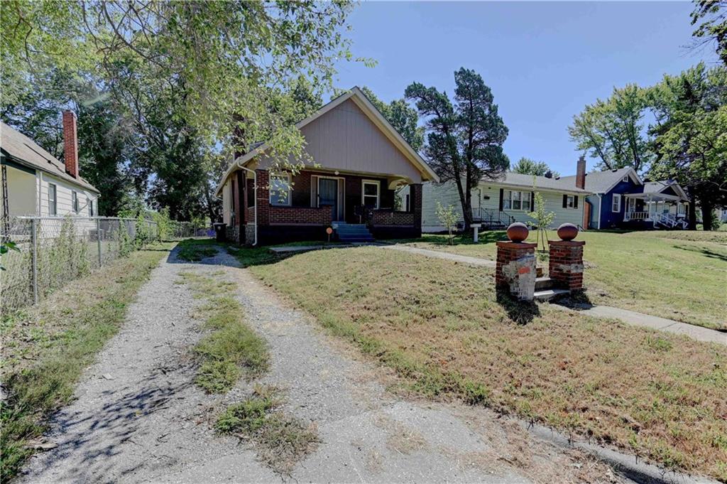 Photo 4 of 43 of 6139 S Benton Avenue house