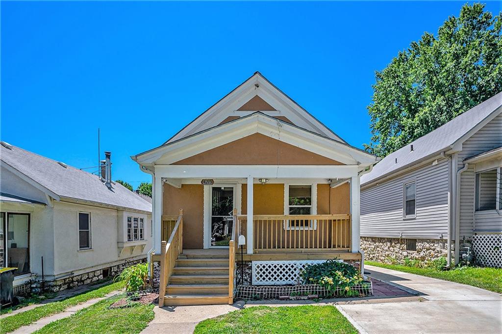 Photo 3 of 24 of 4215 Scarritt Avenue house