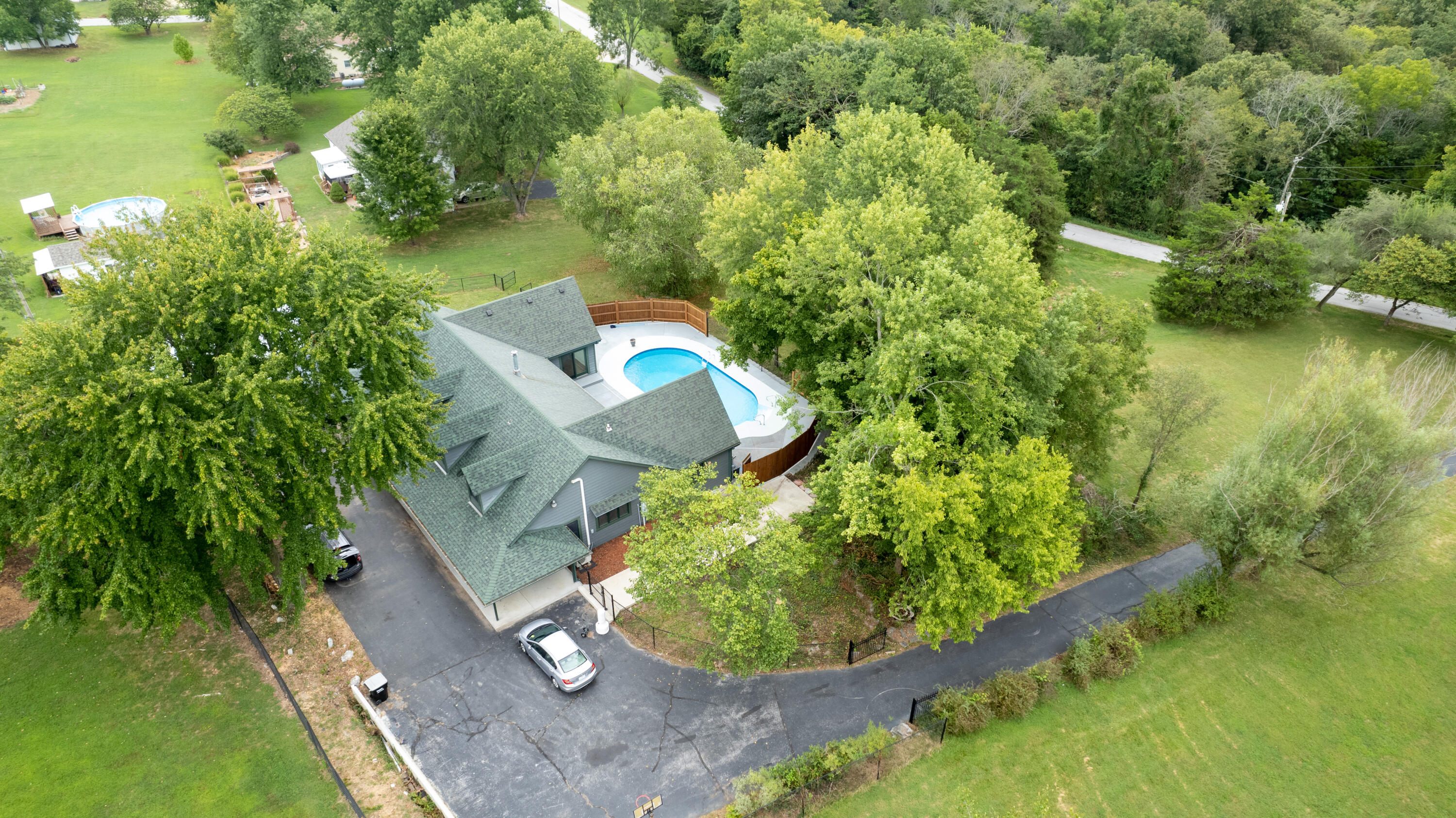 Photo 3 of 33 of 447 West Stonehill Road house