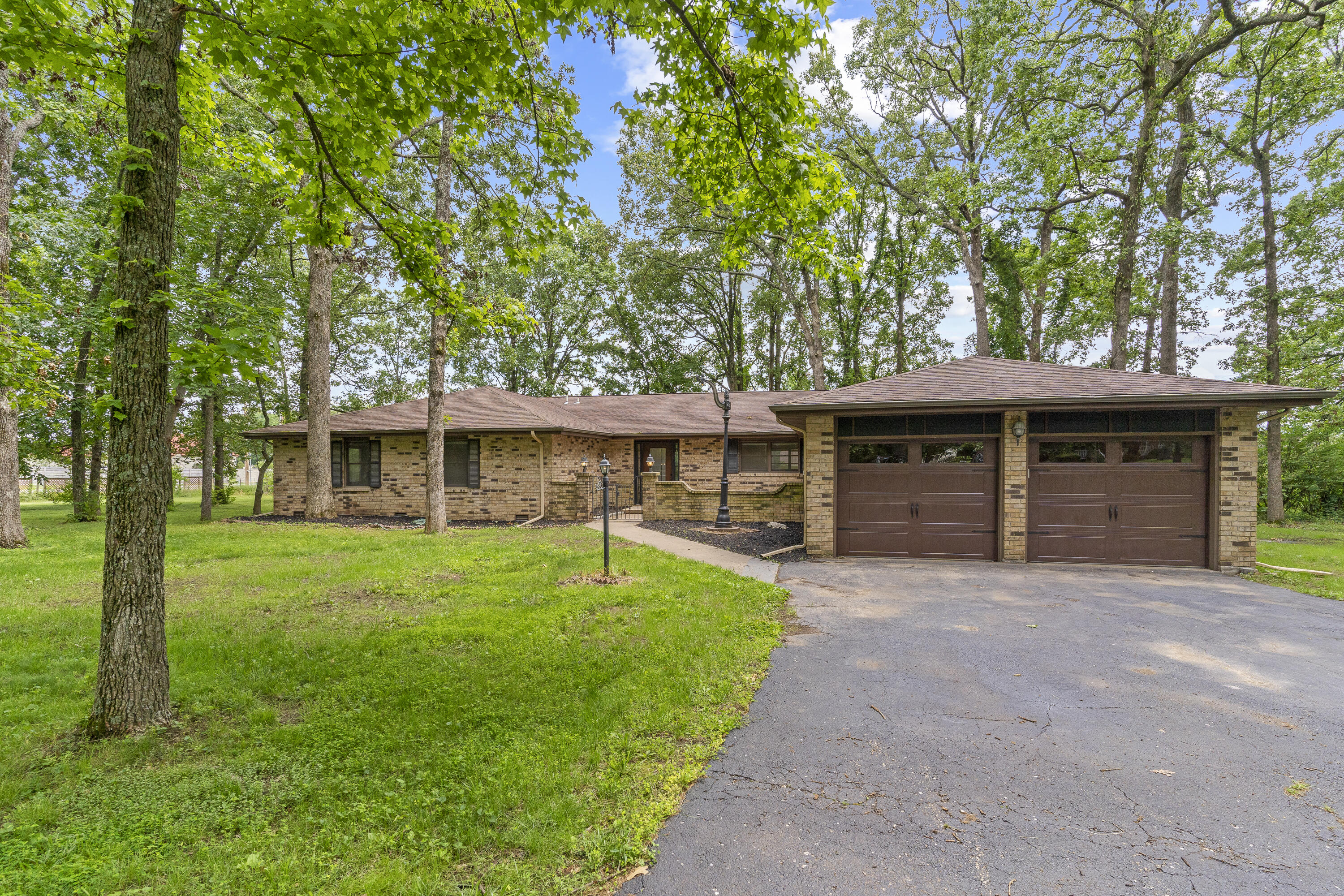 Photo 2 of 42 of 140 South Tanglewood Drive house