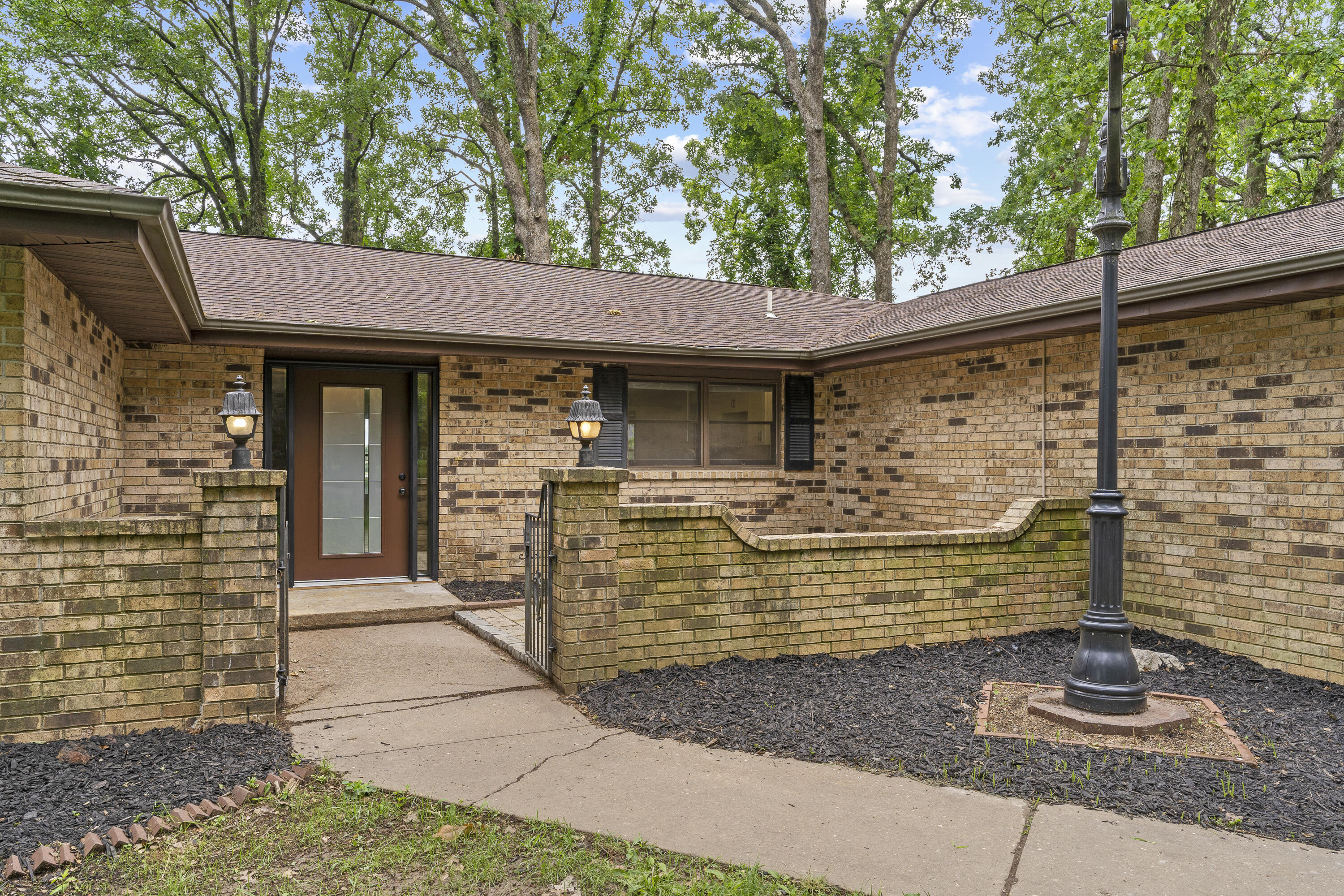 Photo 5 of 42 of 140 South Tanglewood Drive house