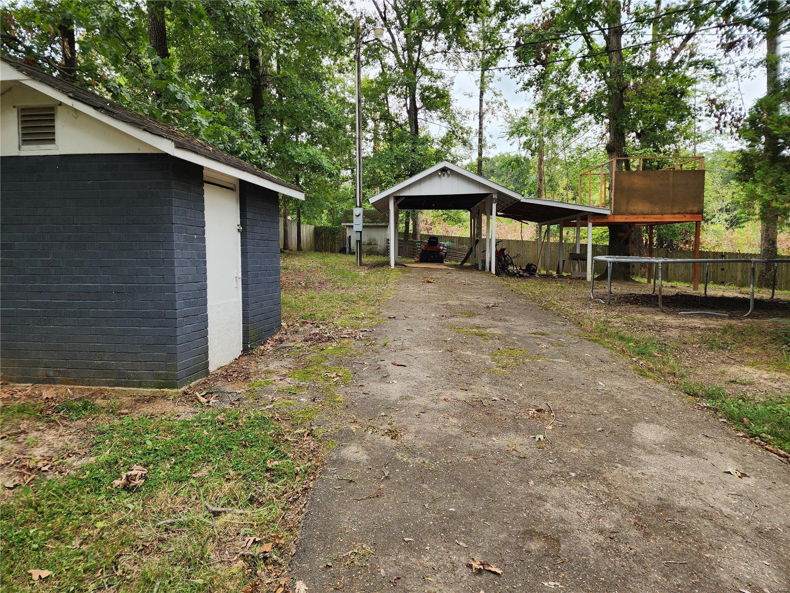 Photo 15 of 17 of 902 County Road 468 house