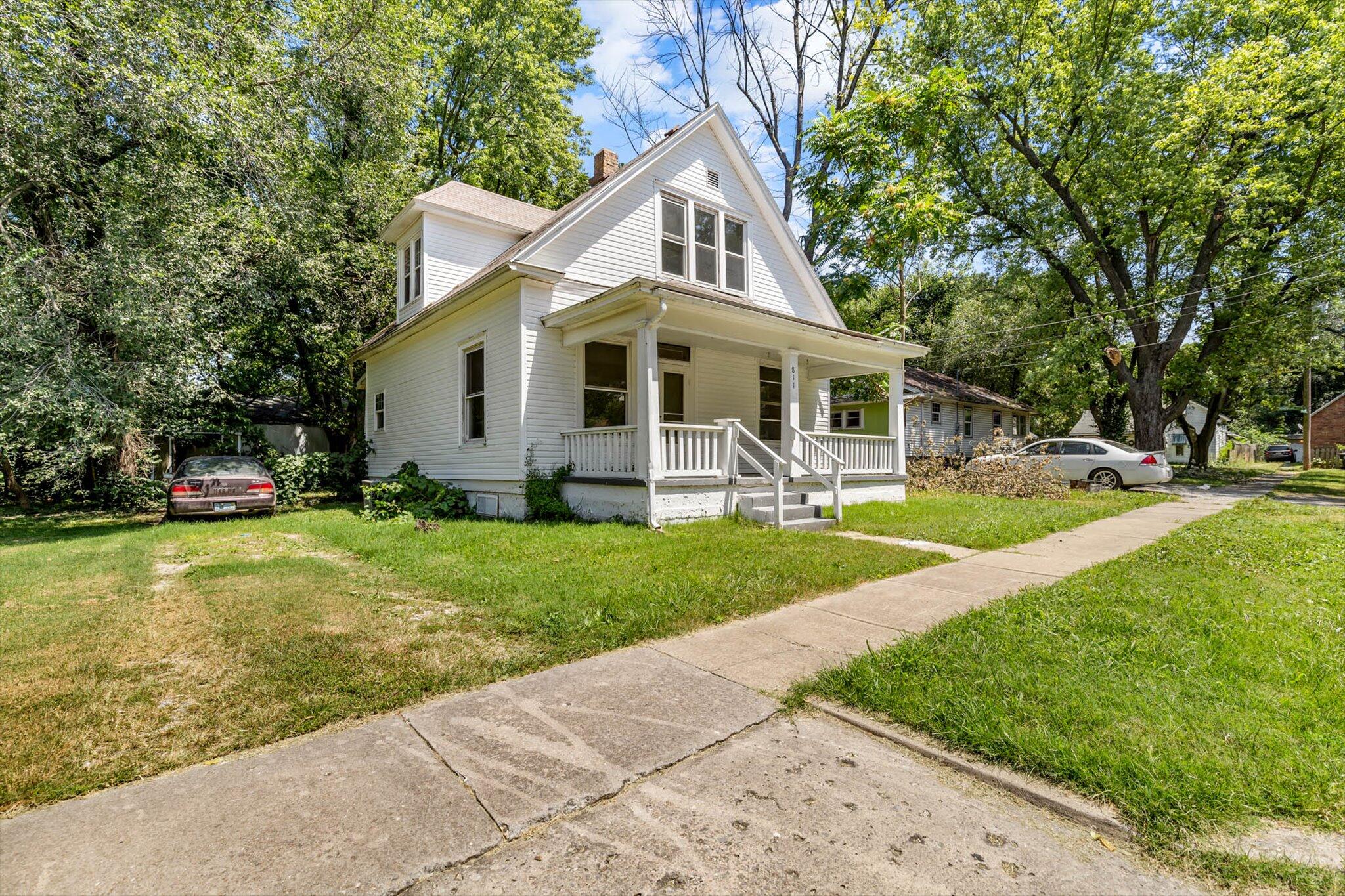 Photo 2 of 20 of 811 West Monroe Terrace house