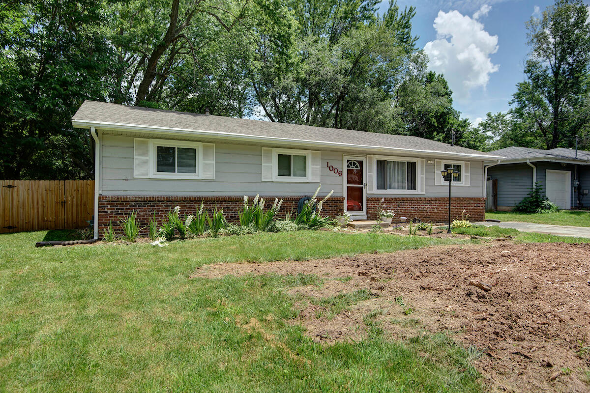 Photo 2 of 27 of 1006 South Bruce Avenue house