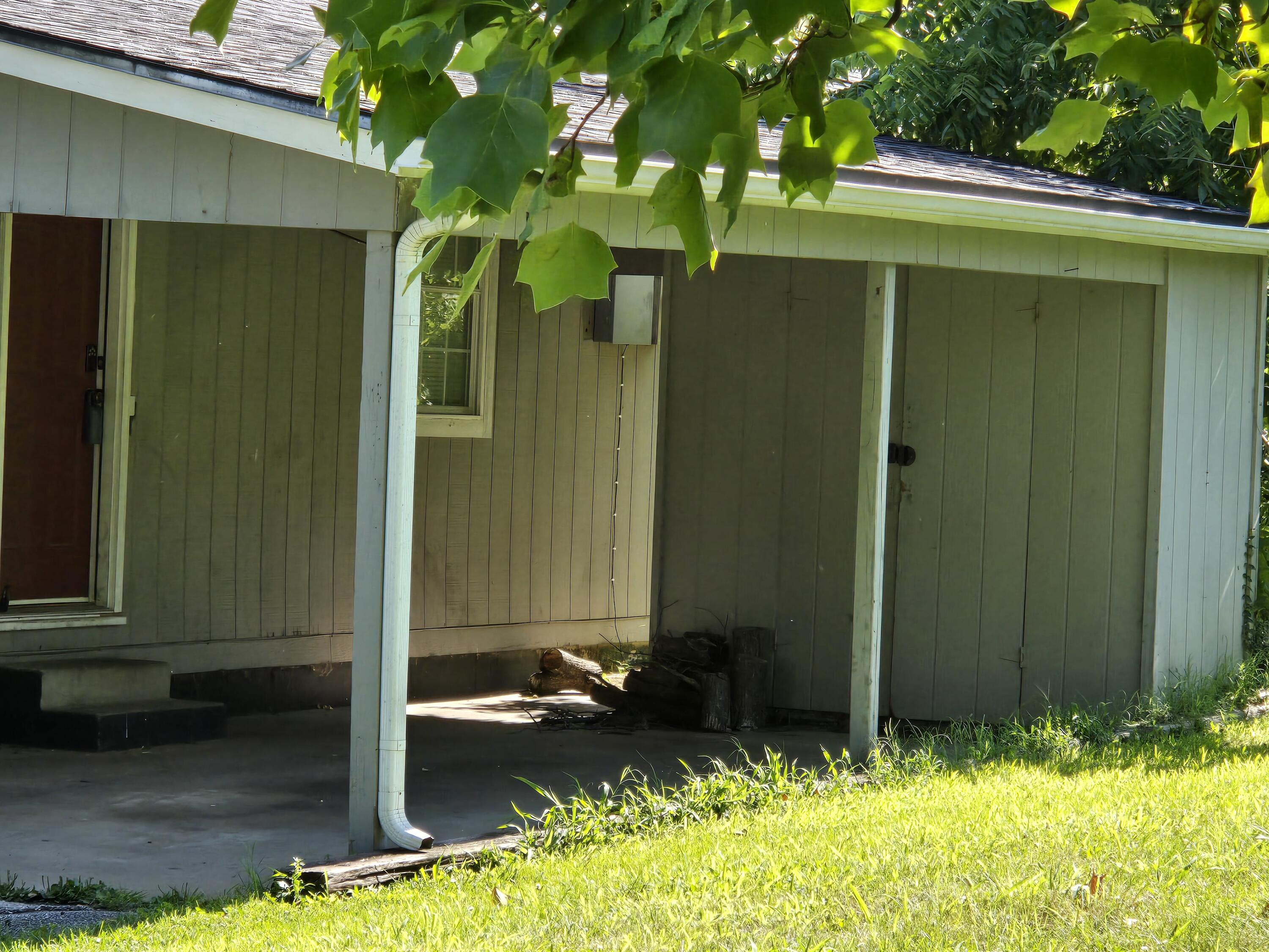 Photo 2 of 13 of 1418 North Rogers Avenue house