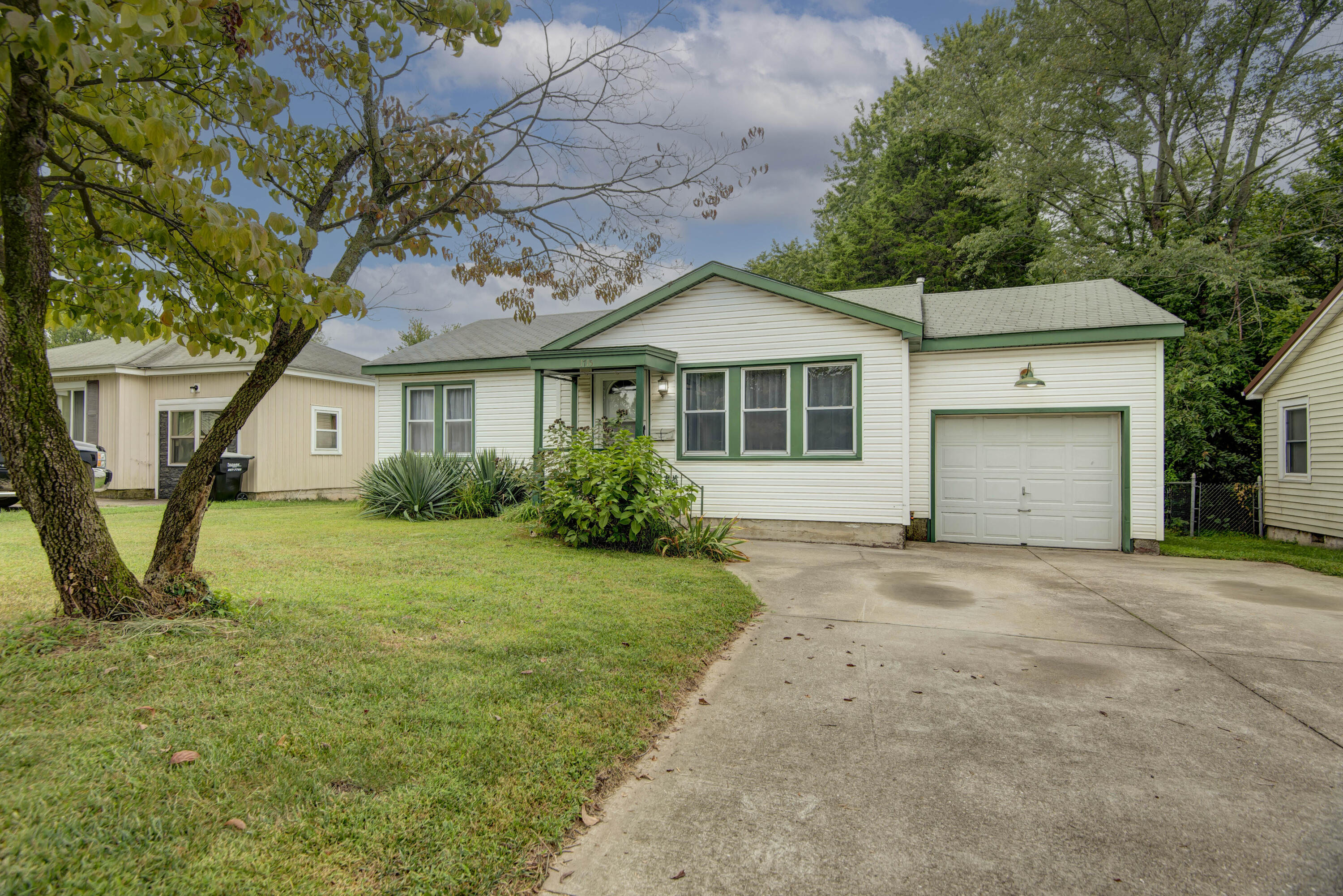 Photo 12 of 23 of 1715 North Weller Avenue house