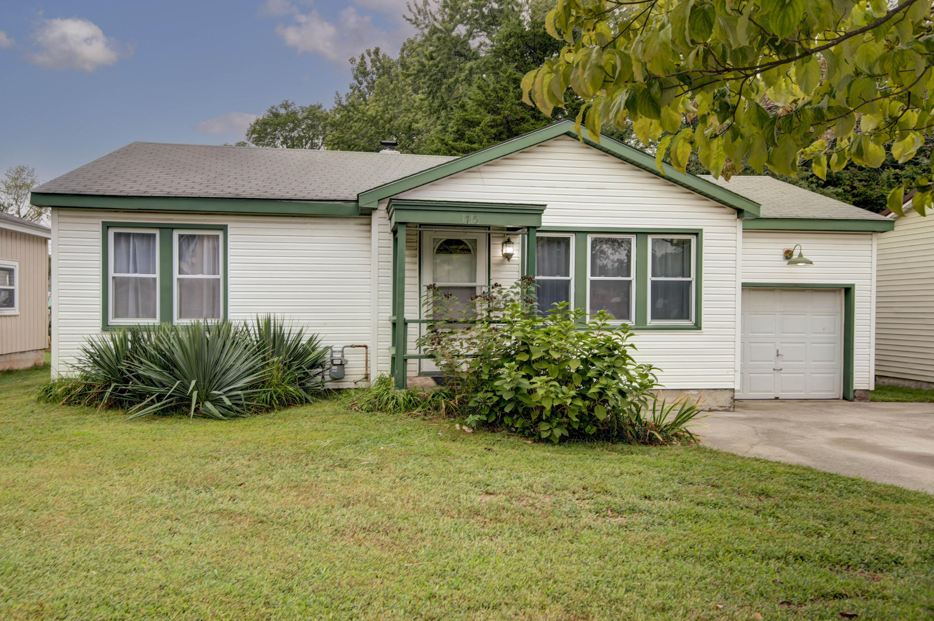 Photo 13 of 23 of 1715 North Weller Avenue house