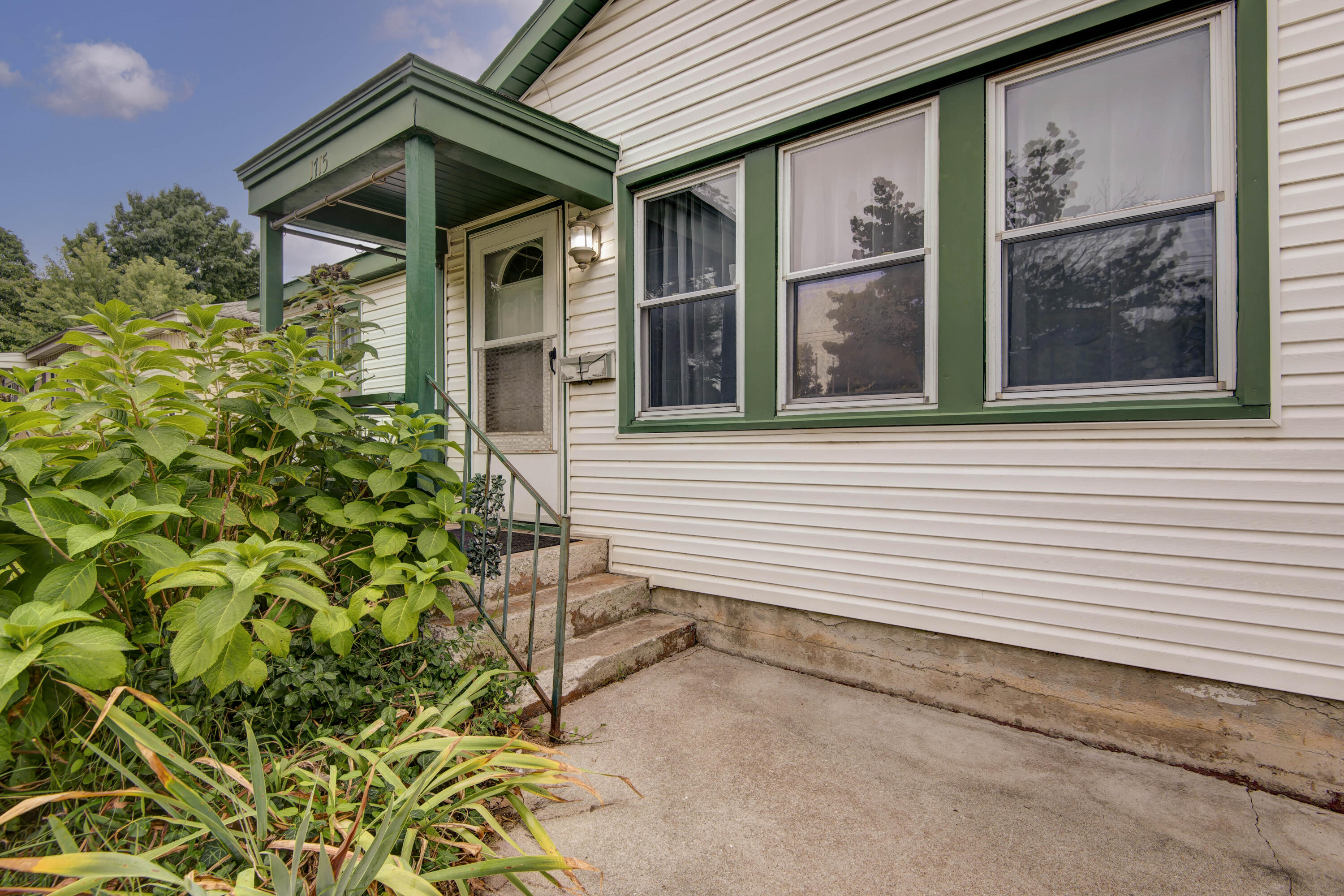 Photo 18 of 23 of 1715 North Weller Avenue house