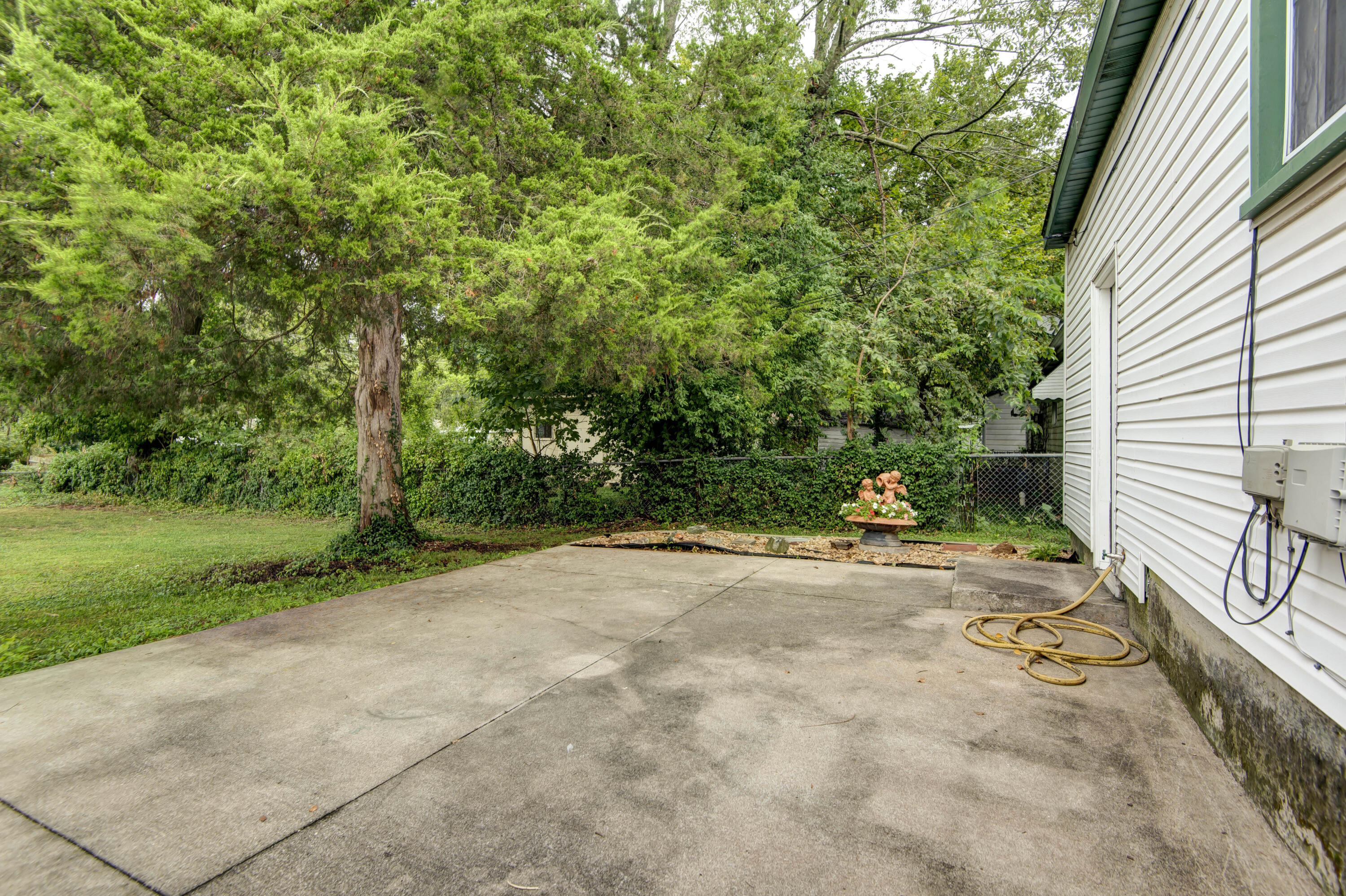 Photo 19 of 23 of 1715 North Weller Avenue house