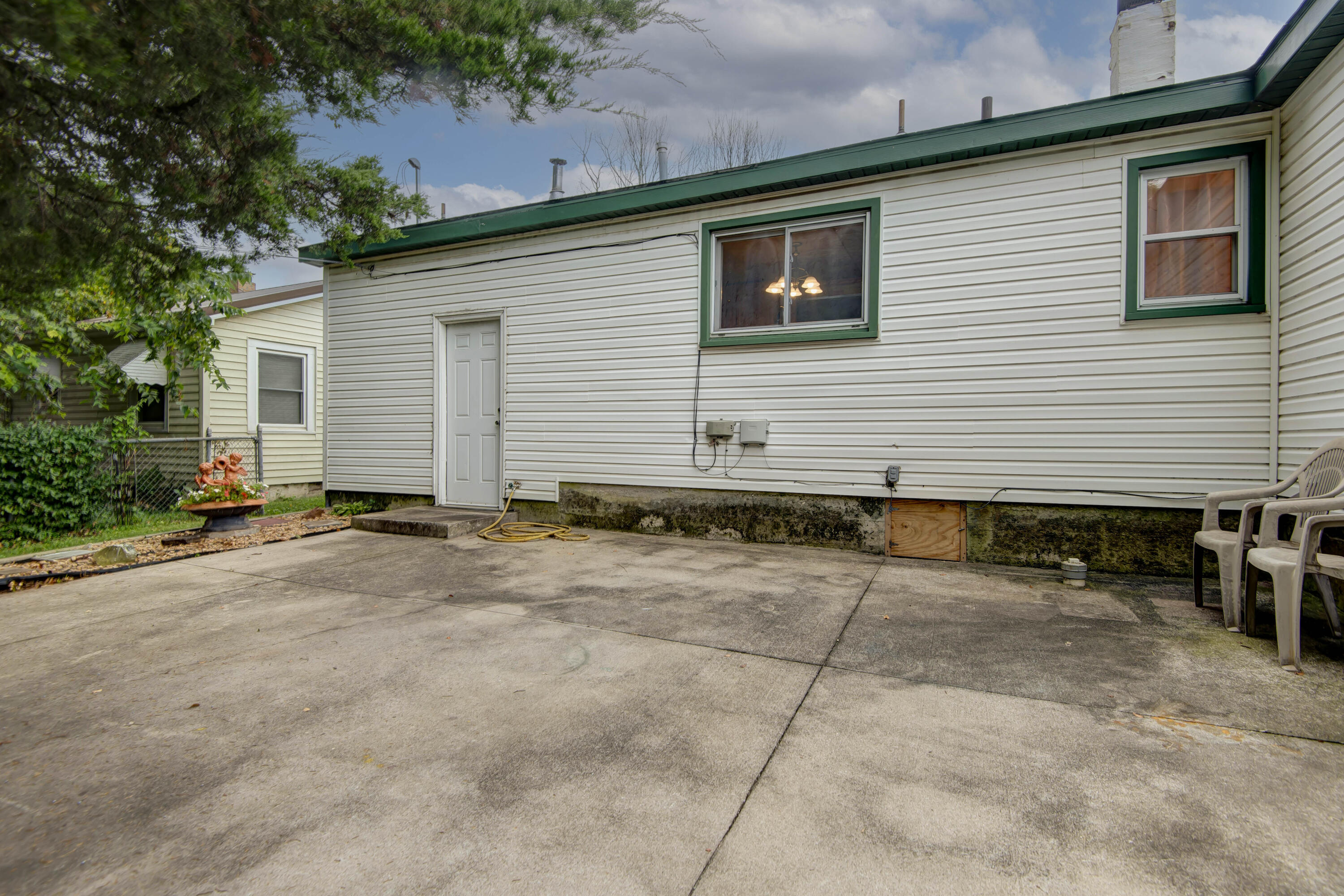 Photo 20 of 23 of 1715 North Weller Avenue house