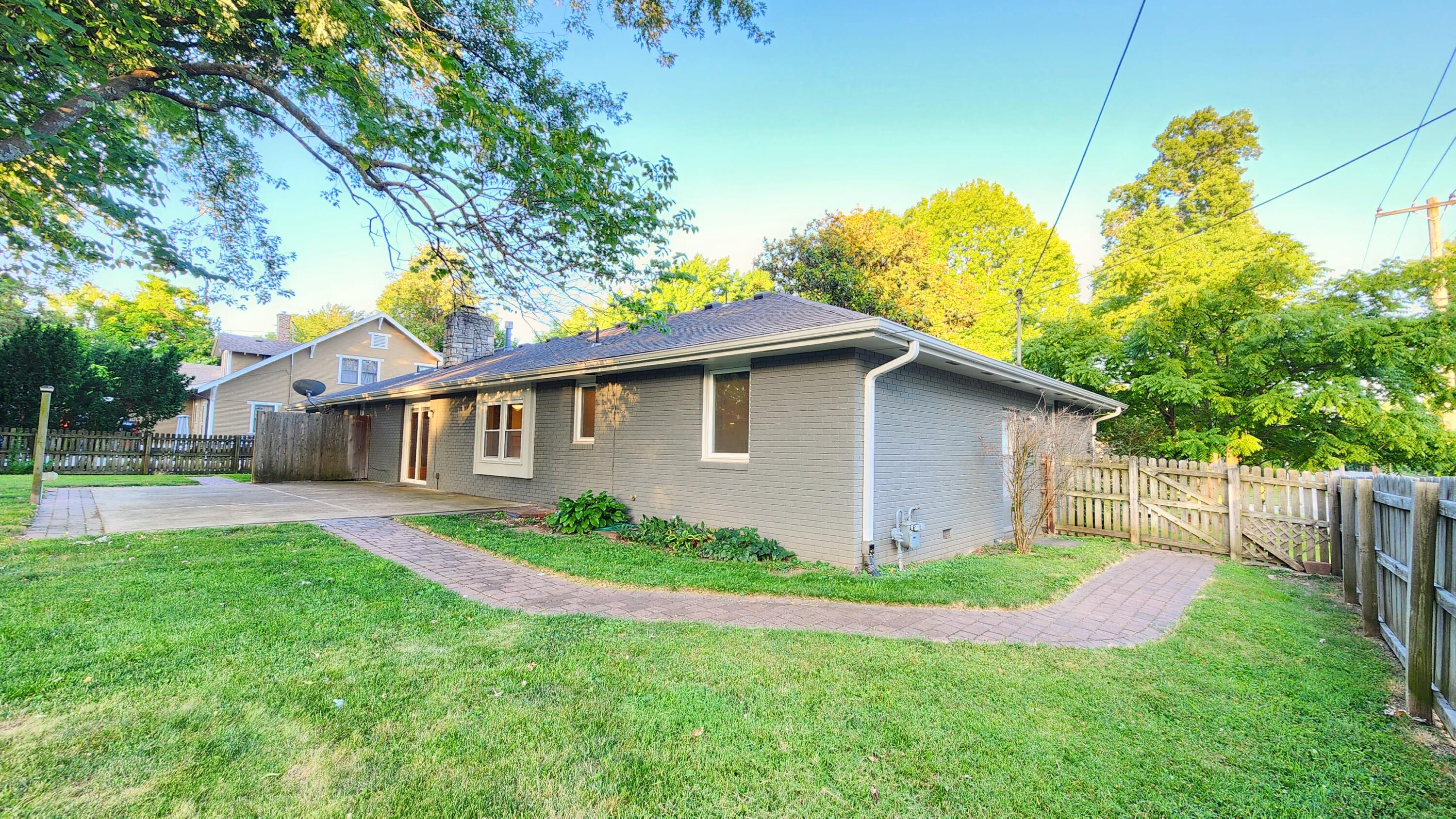 Photo 10 of 78 of 1002 South Weller Avenue house