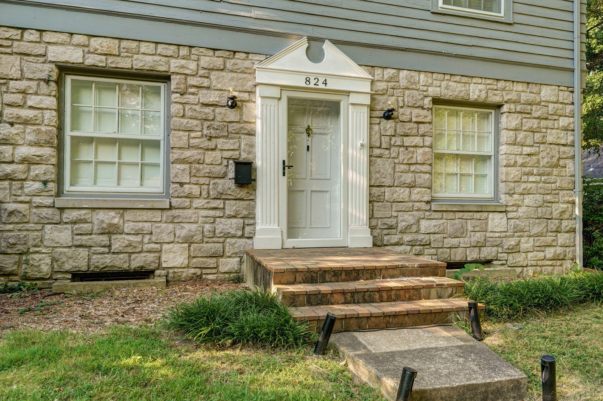 Photo 4 of 48 of 824 East University Street house