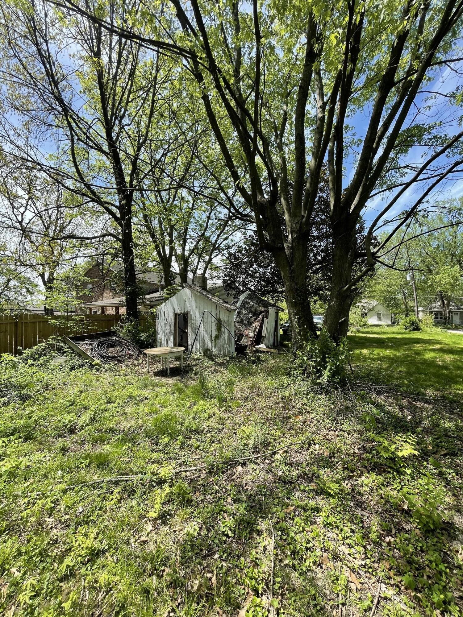 Photo 4 of 5 of 2028 North Weller Avenue land