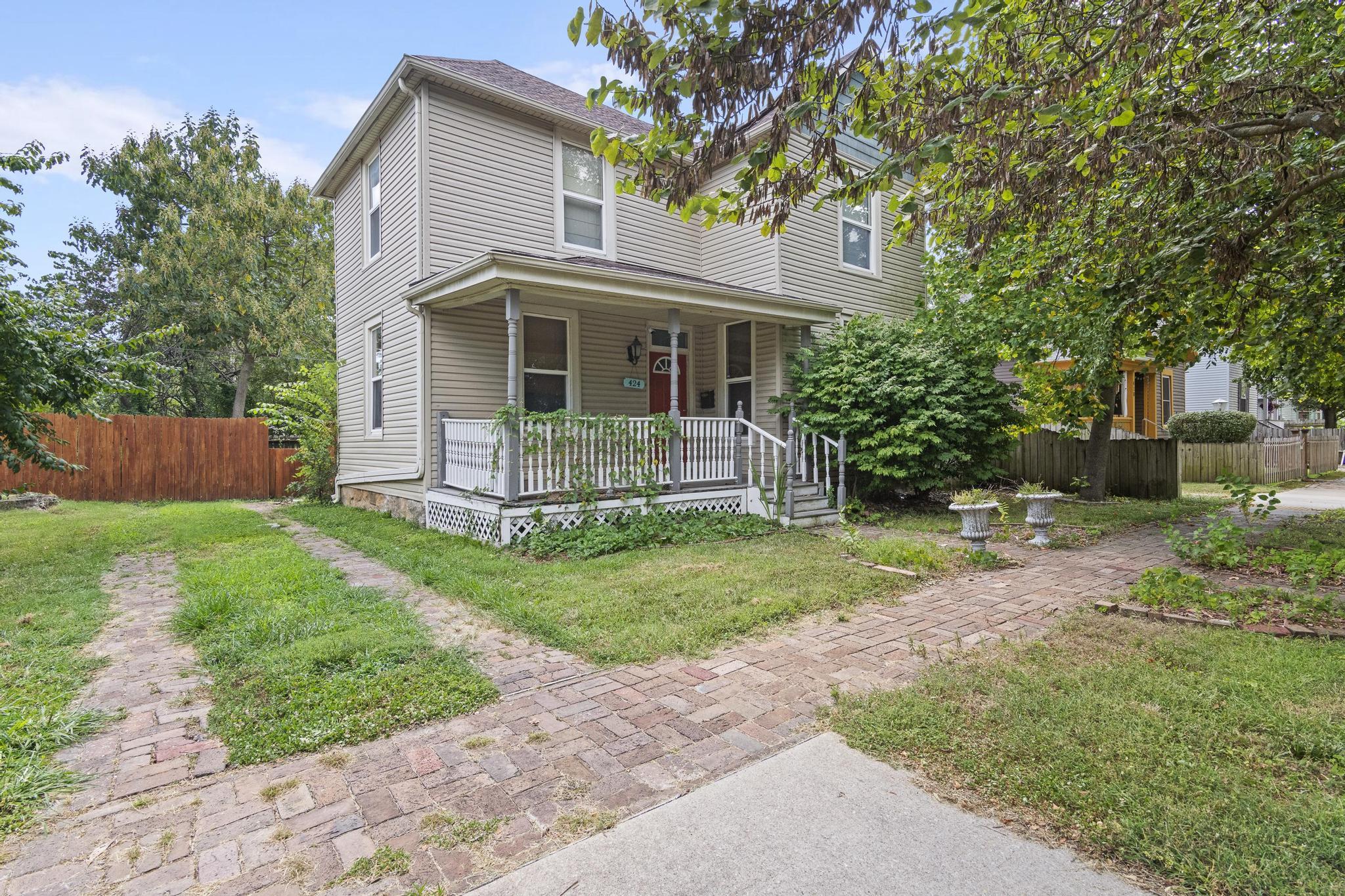 Photo 2 of 20 of 424 East Locust Street house