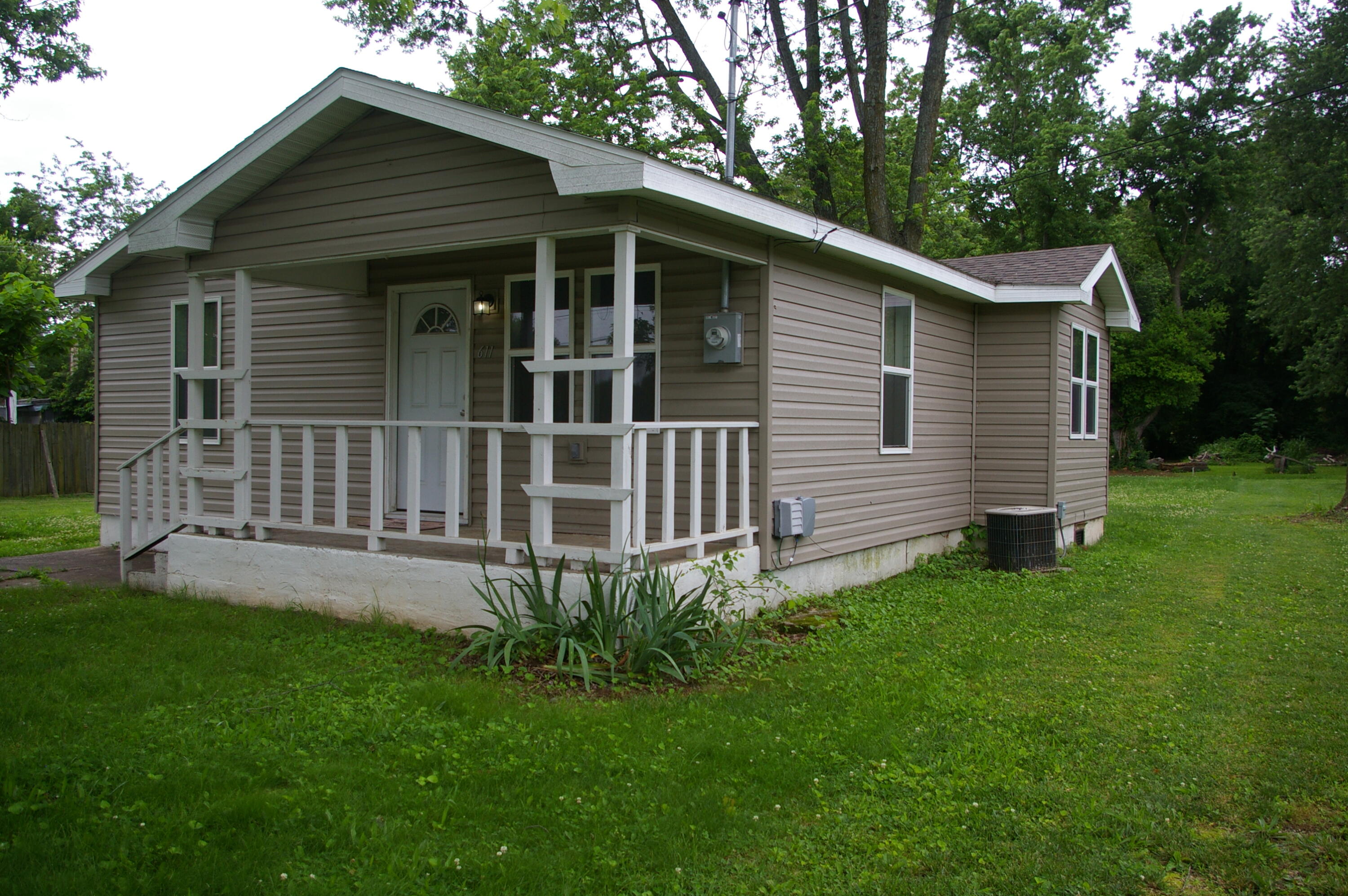 Photo 2 of 22 of 611 North Westgate Avenue house