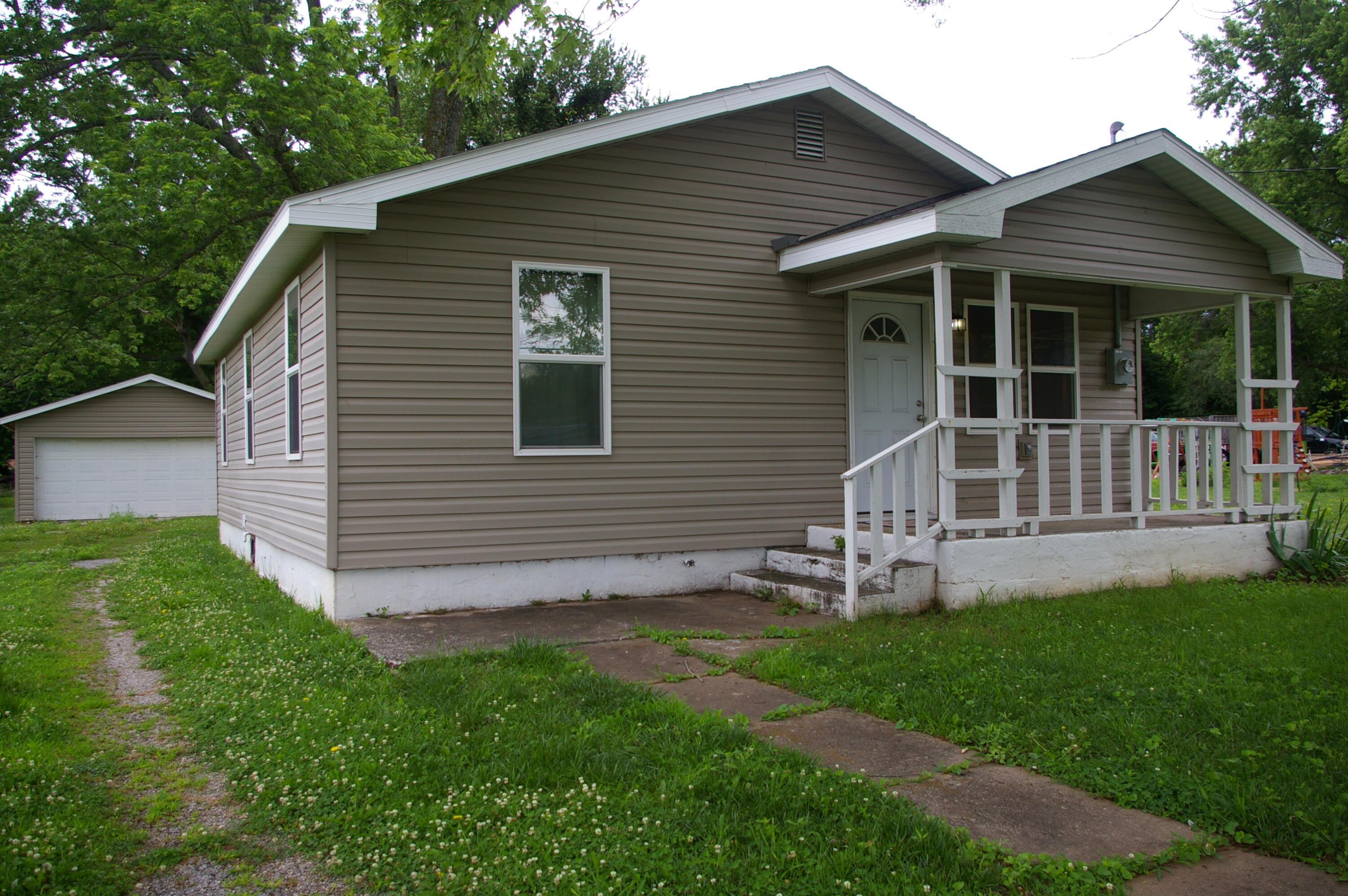 Photo 3 of 22 of 611 North Westgate Avenue house