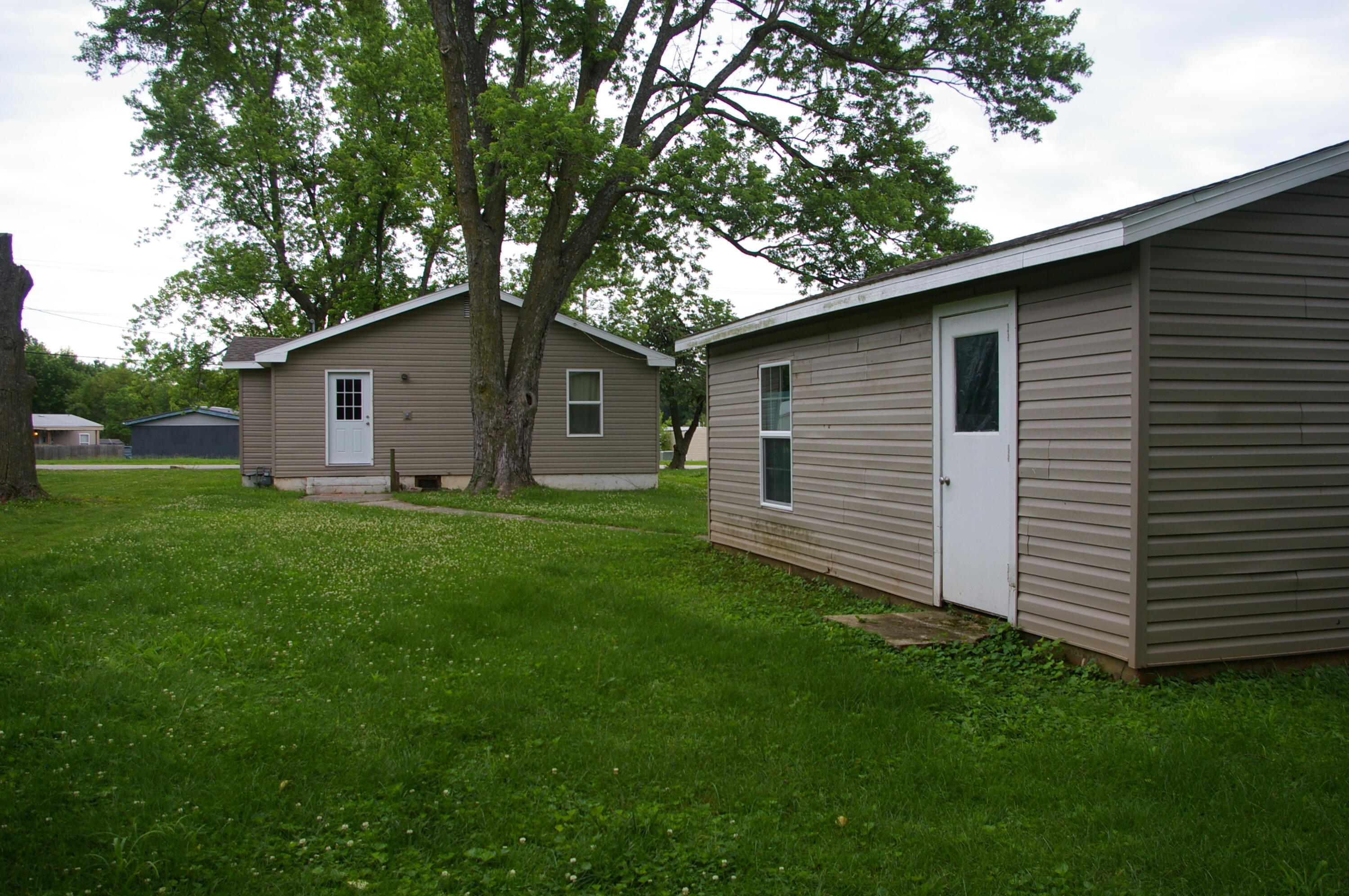 Photo 4 of 22 of 611 North Westgate Avenue house