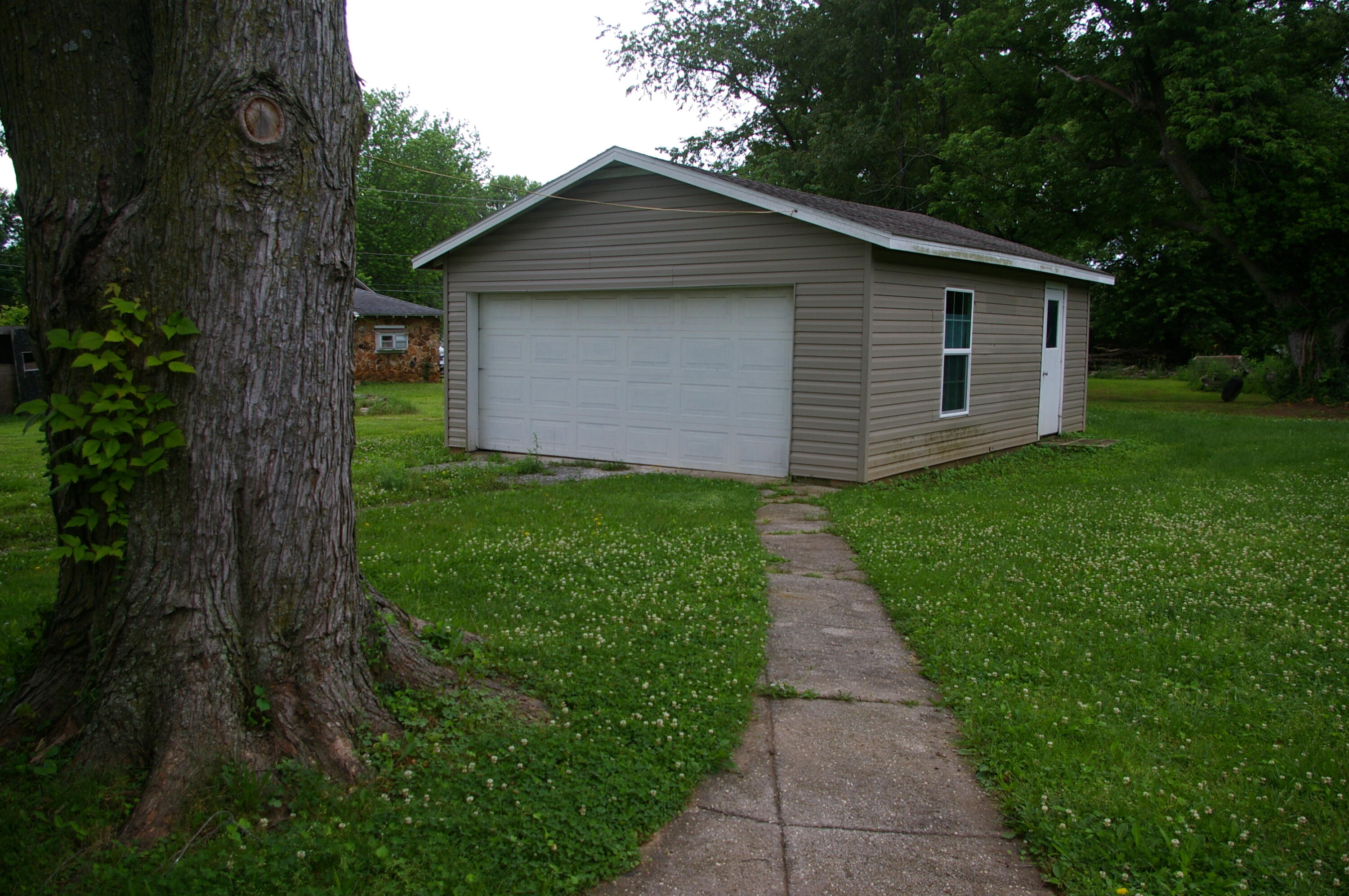 Photo 6 of 22 of 611 North Westgate Avenue house