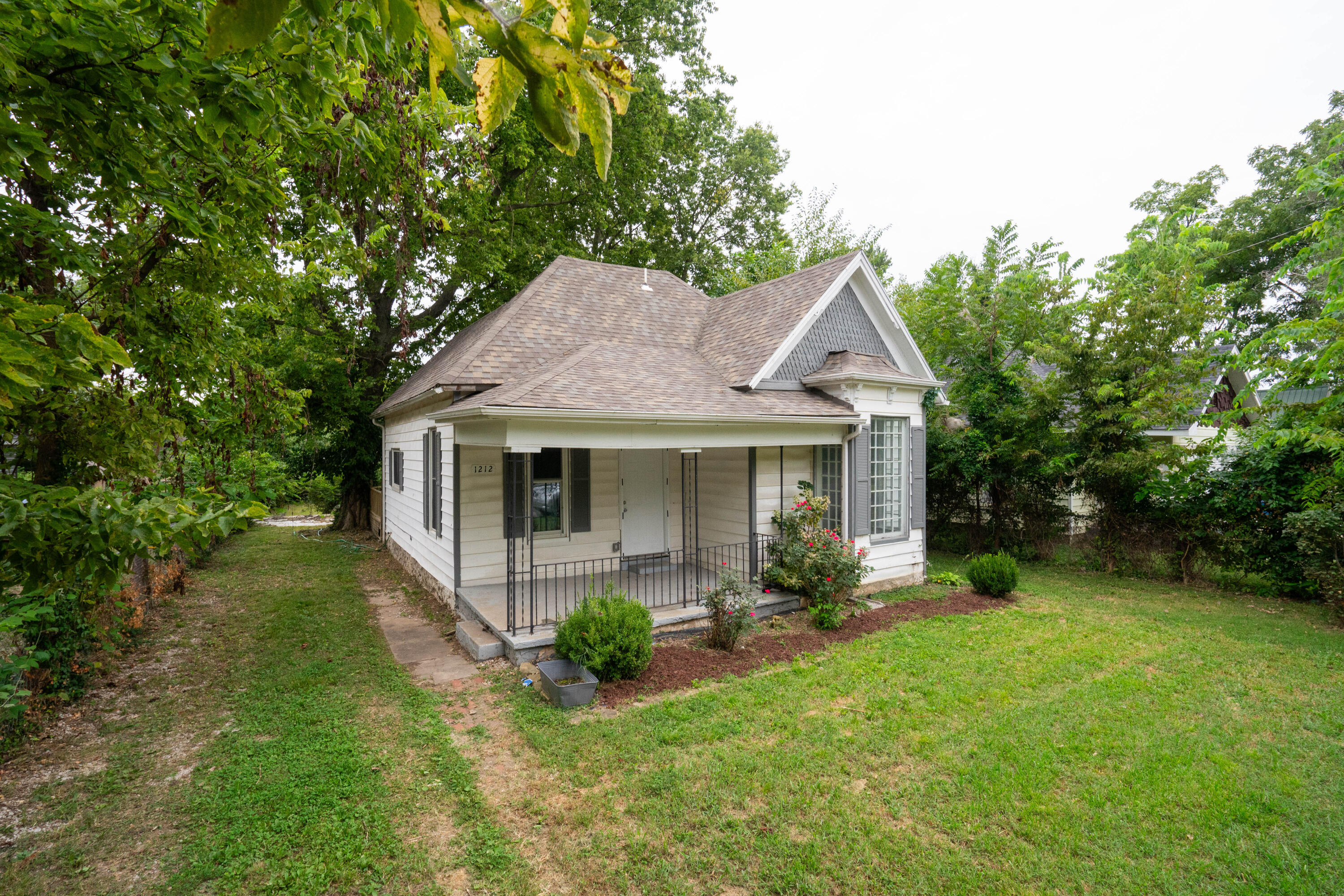 Photo 4 of 21 of 1212 West Webster Street house