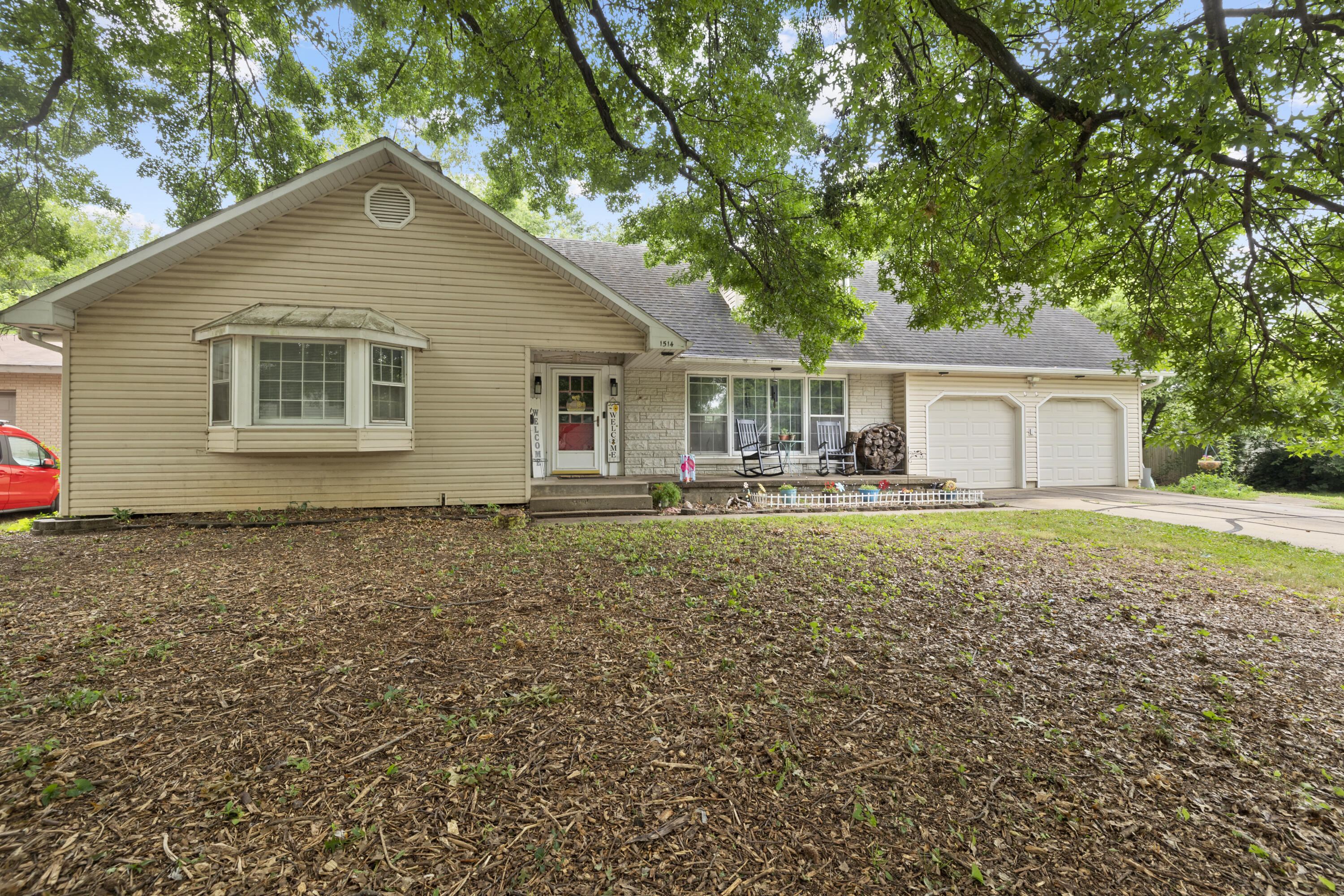 Photo 2 of 41 of 1514 West Broadmoor Street house