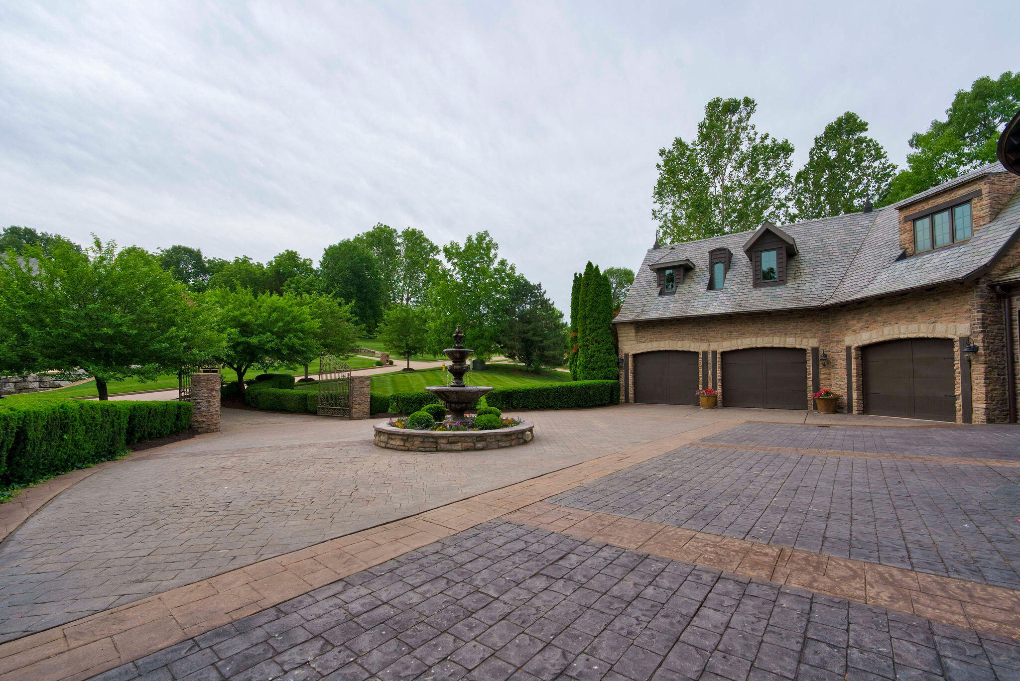 Photo 9 of 104 of 5275 South Whitehaven Drive house