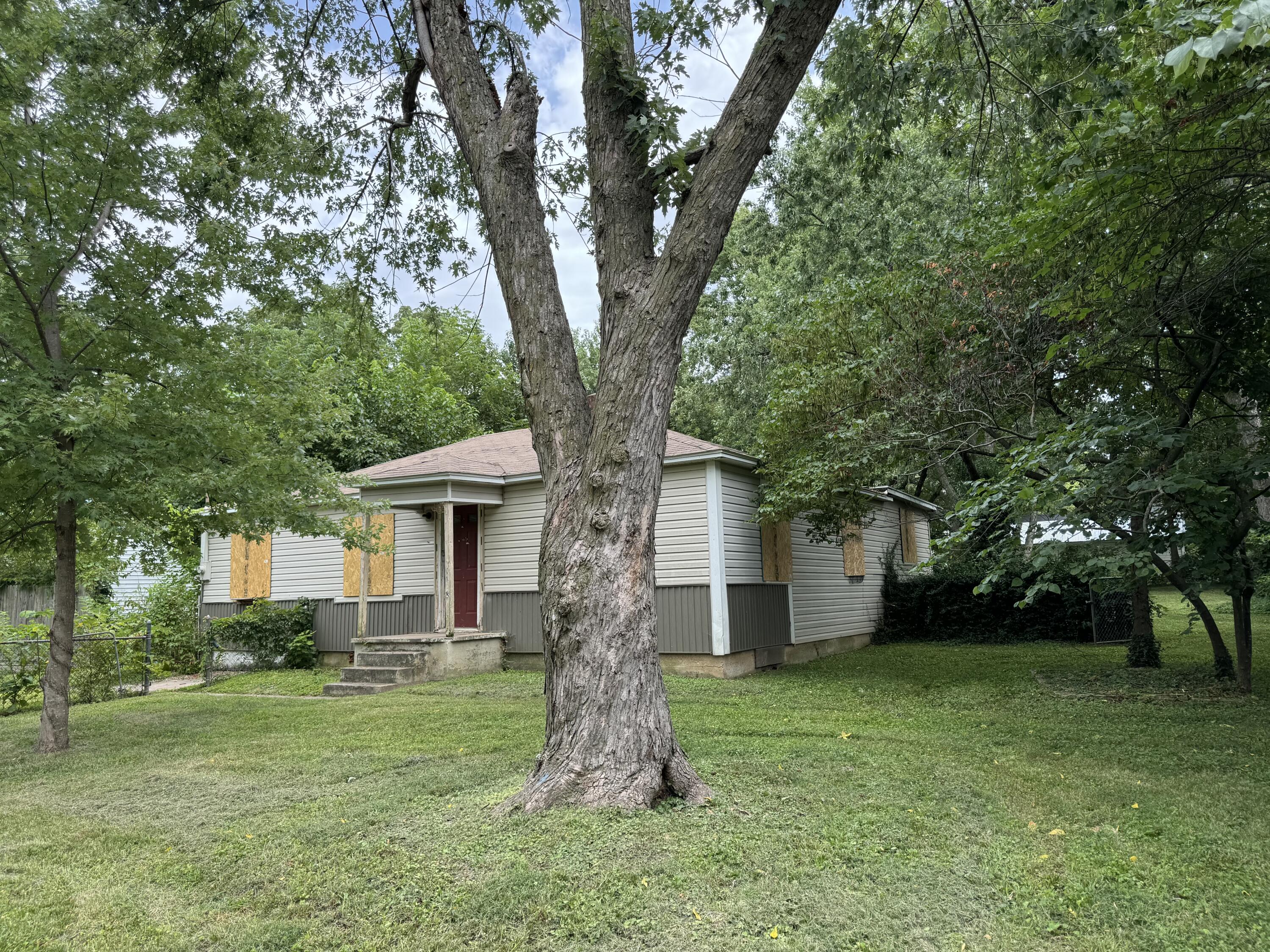 Photo 1 of 2 of 1078 South Main Avenue house