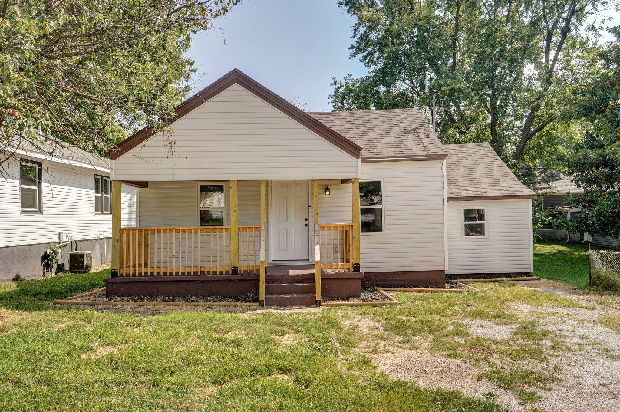 Photo 1 of 29 of 824 West Della Street house