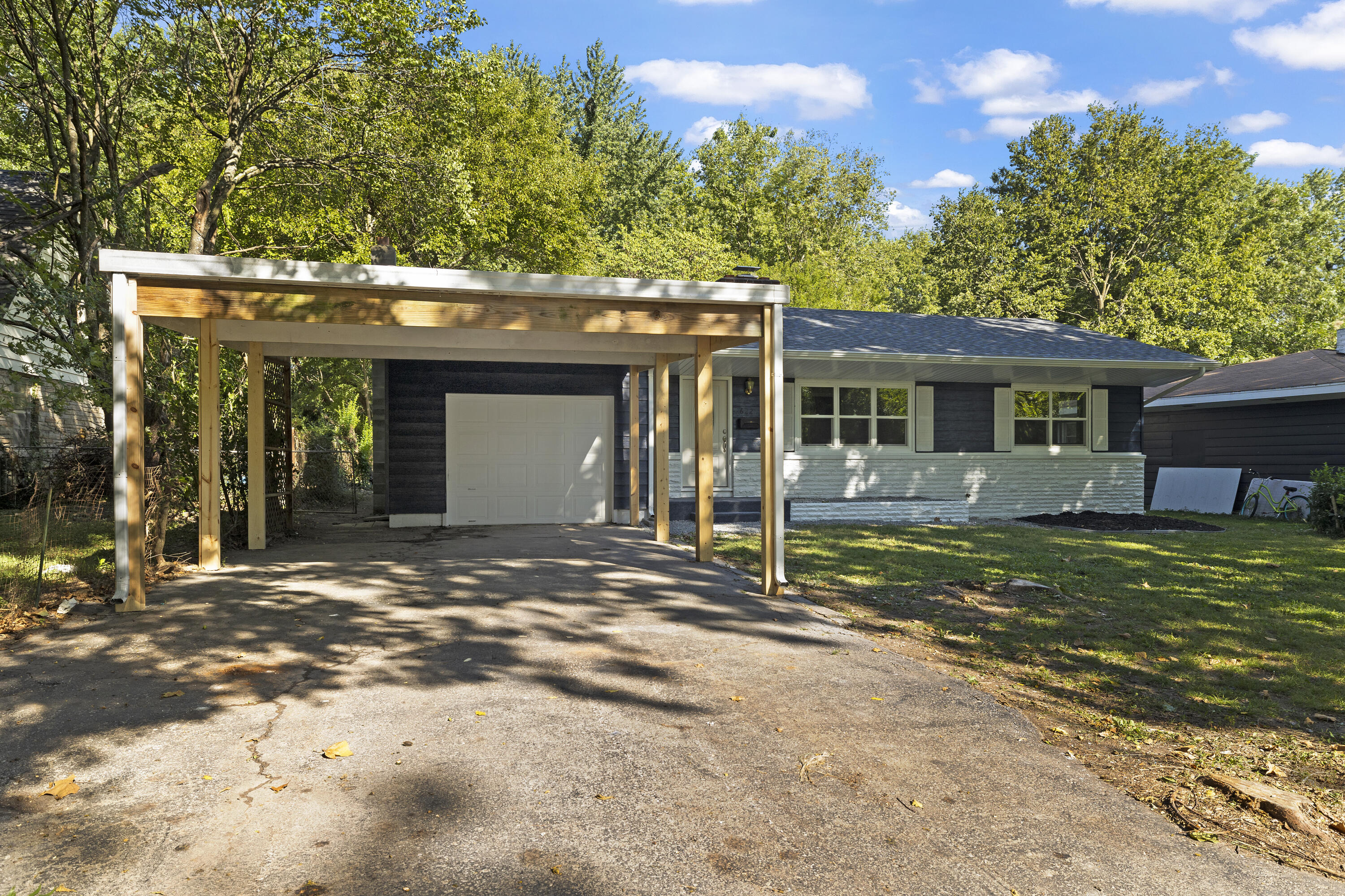 Photo 3 of 19 of 622 North Elmwood Avenue house