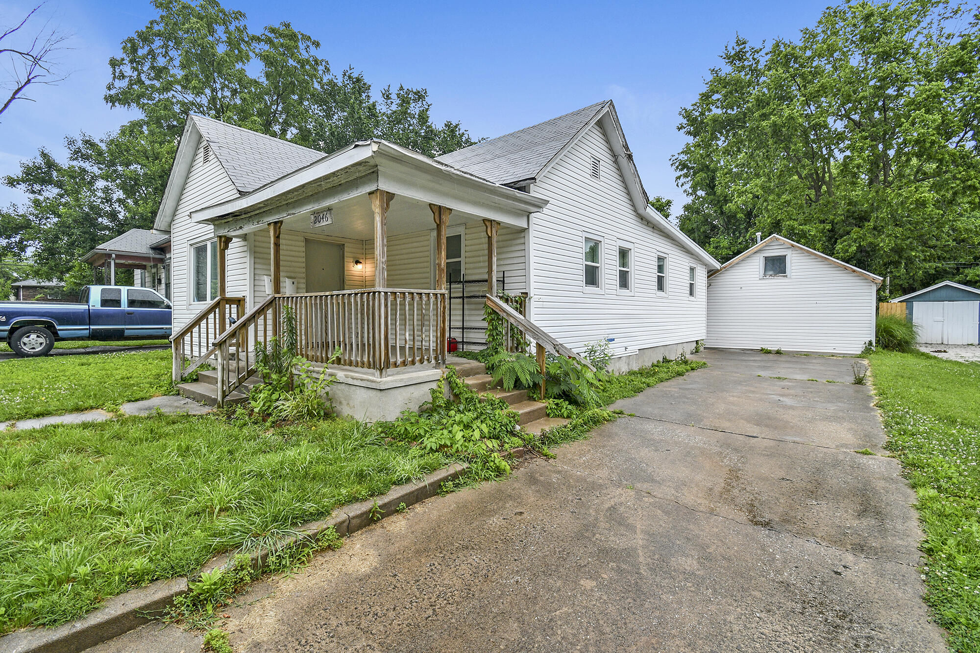 Photo 1 of 20 of 2046 North Pickwick Avenue house