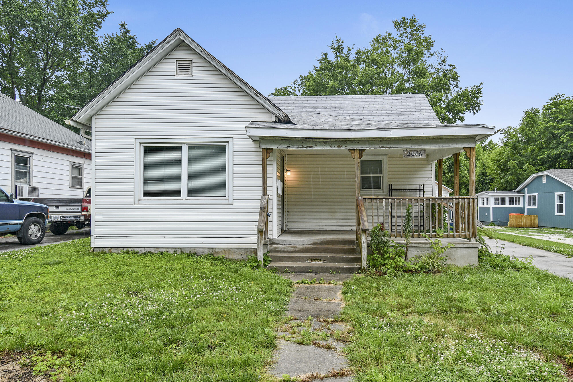 Photo 2 of 20 of 2046 North Pickwick Avenue house