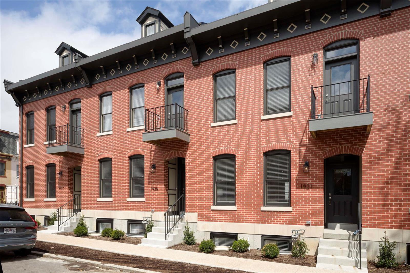 Photo 1 of 31 of 1925 Pestalozzi Avenue townhome