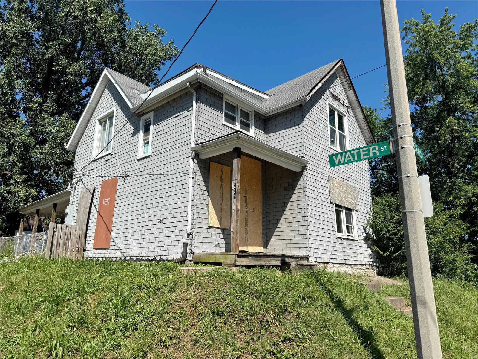 Photo 2 of 5 of 201 E Marceau Street house