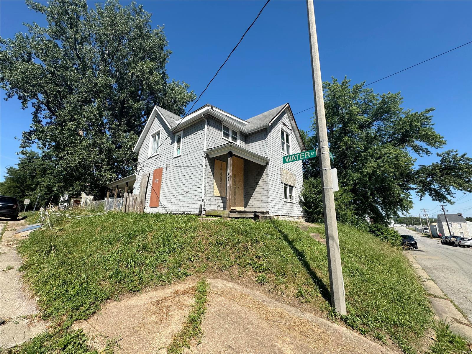 Photo 5 of 5 of 201 E Marceau Street house