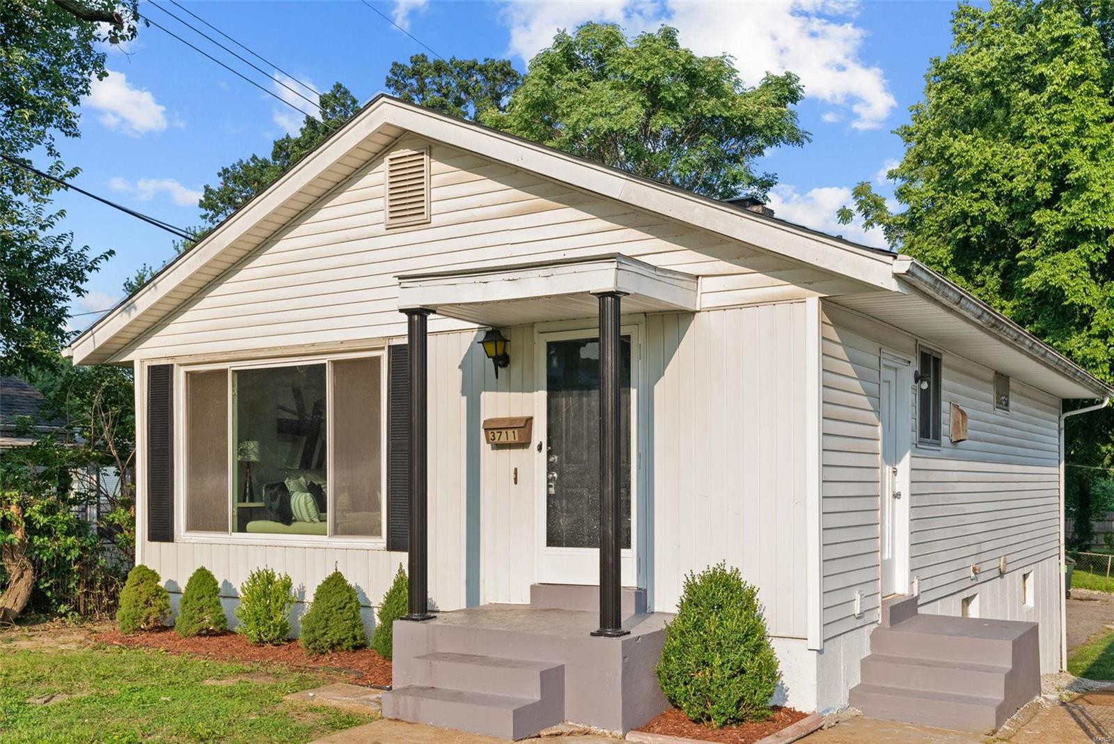 Photo 2 of 21 of 3711 Wabash Avenue house