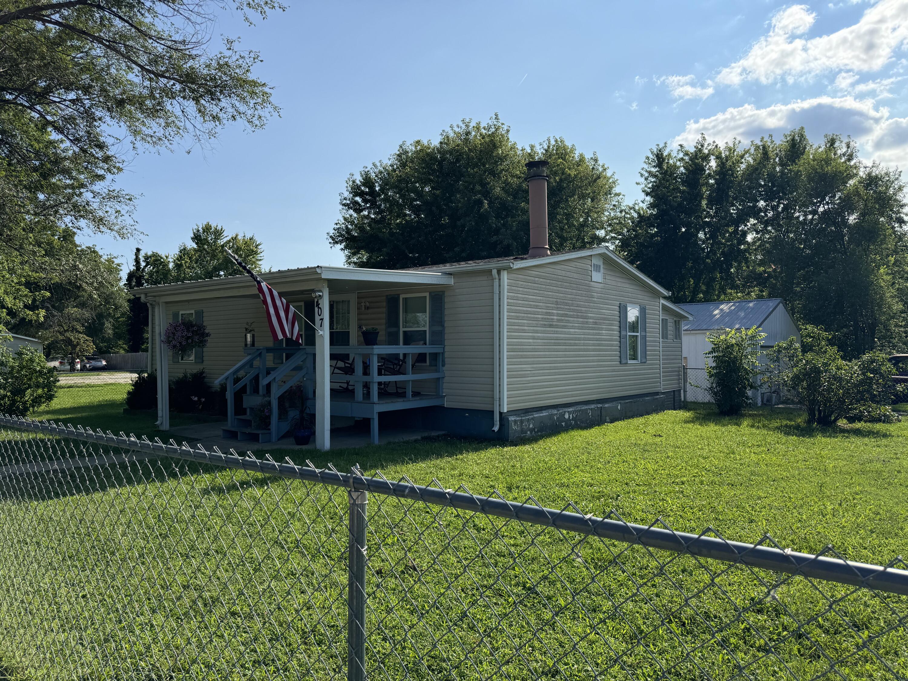 Photo 2 of 17 of 407 South High Street mobile home