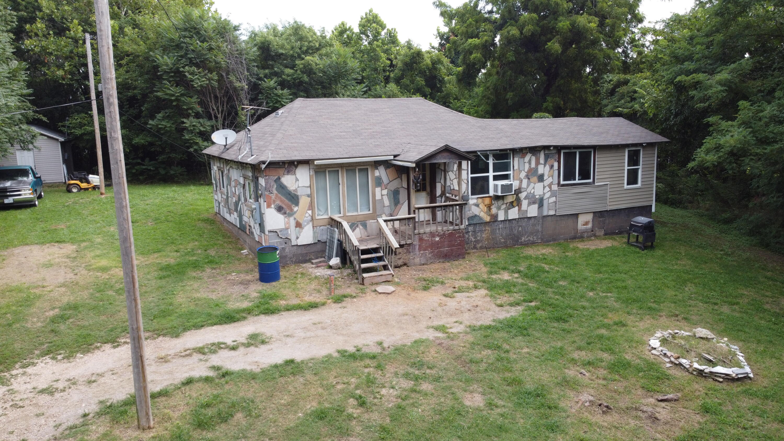 Photo 1 of 25 of 1001 East Locust Street house