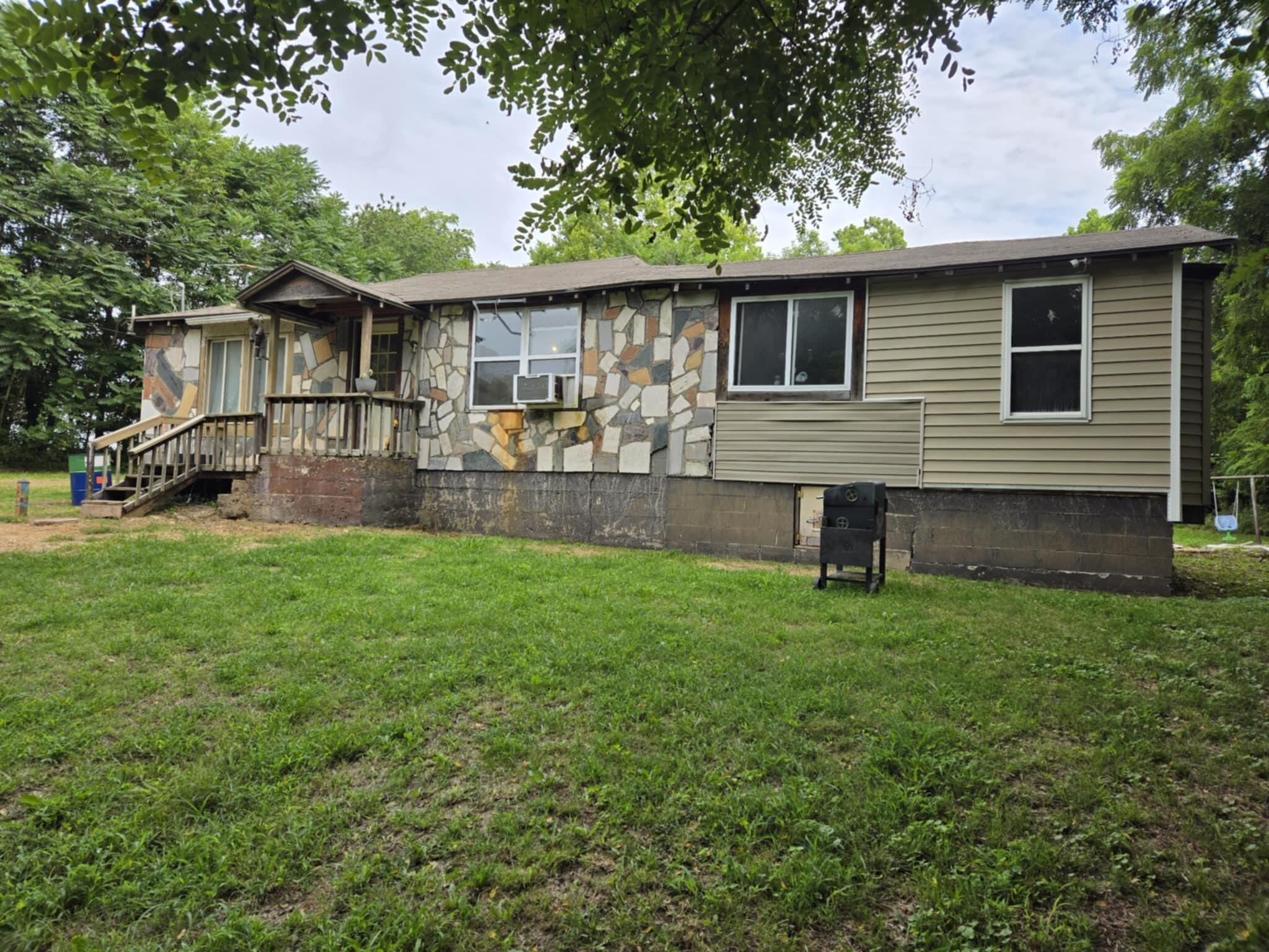 Photo 9 of 25 of 1001 East Locust Street house