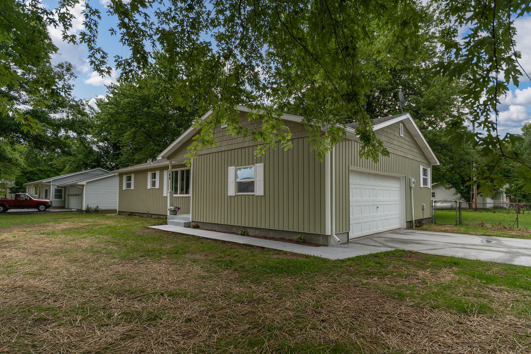 Photo 4 of 28 of 100 North Huffman Avenue house