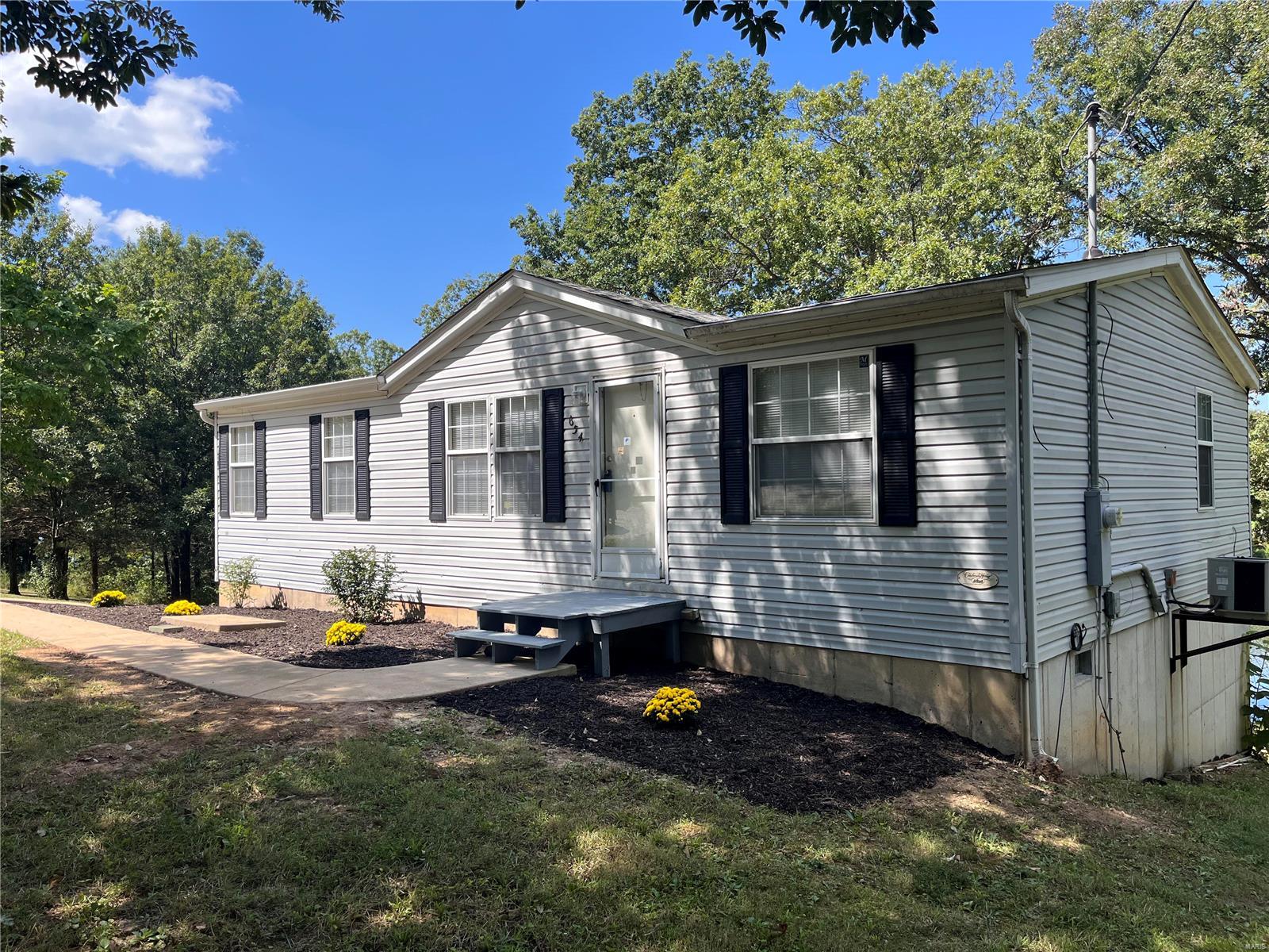 Photo 1 of 33 of 654 Lakeview Court mobile home