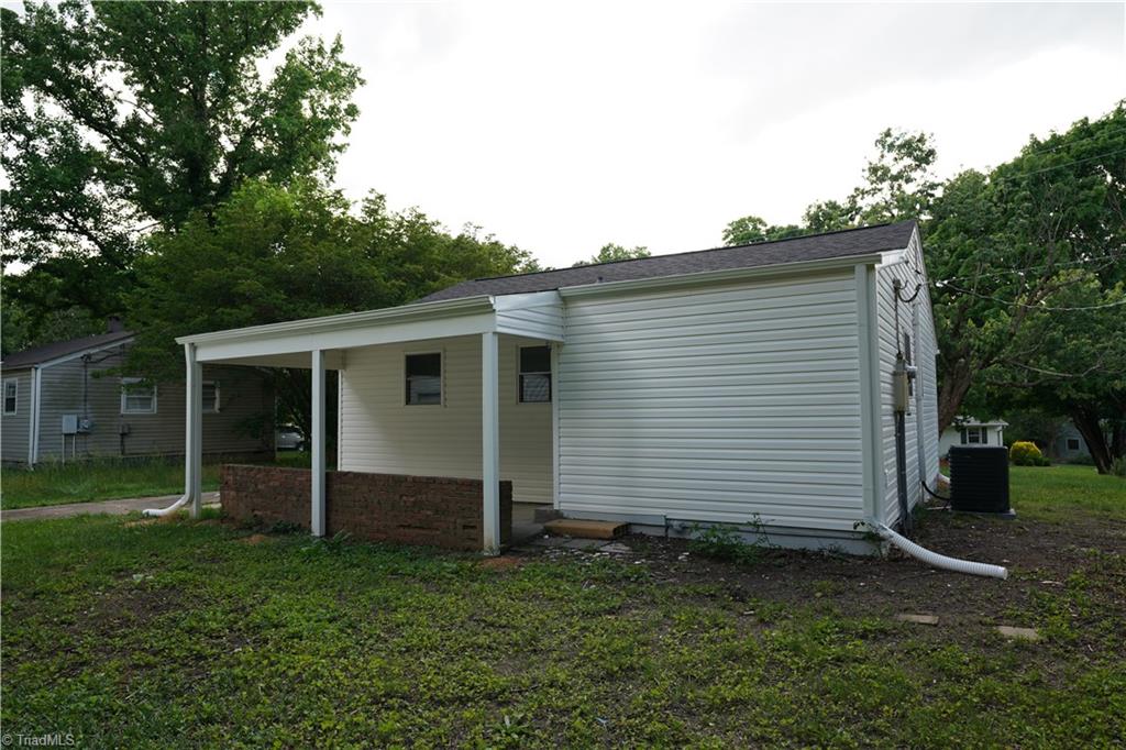 Photo 13 of 15 of 2903 Dexter Avenue house