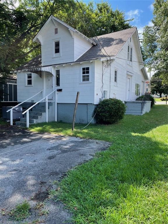 Photo 2 of 13 of 1401 E washington Street house