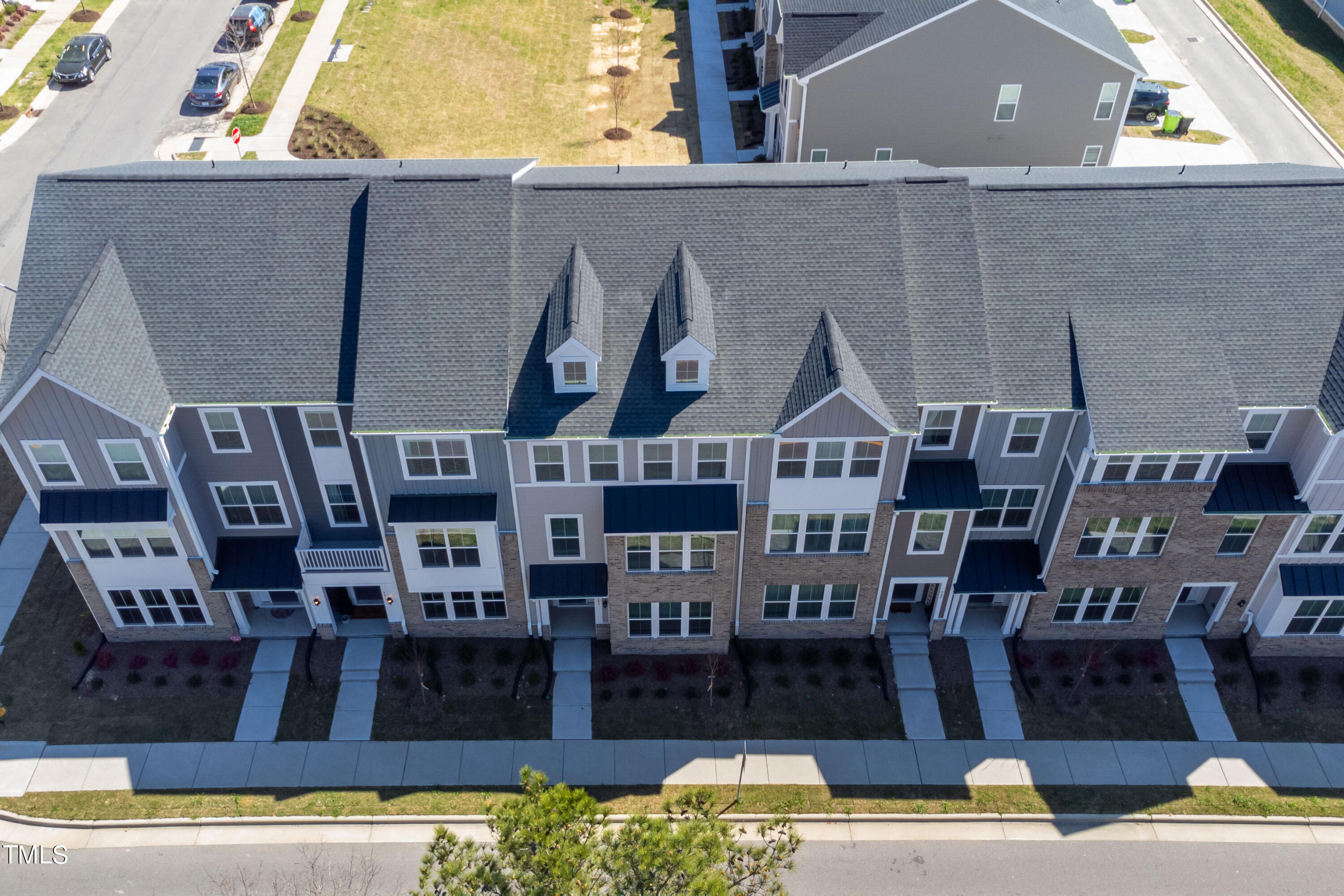 Photo 2 of 25 of 983 Parkstone Towne Boulevard townhome